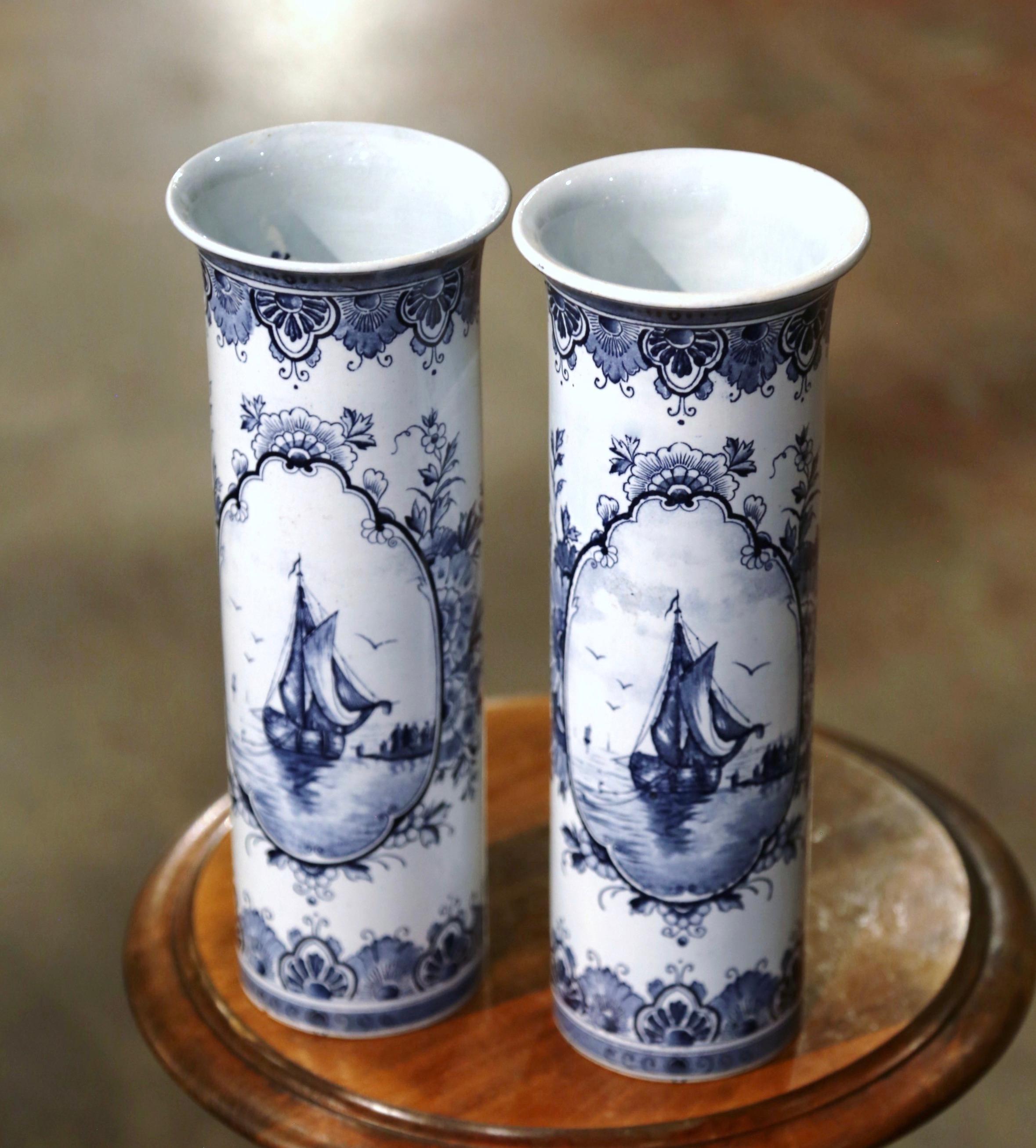 XIXe siècle Paire de vases hollandais en faïence de Delft peints à la main du 19ème siècle avec motifs de voiliers en vente