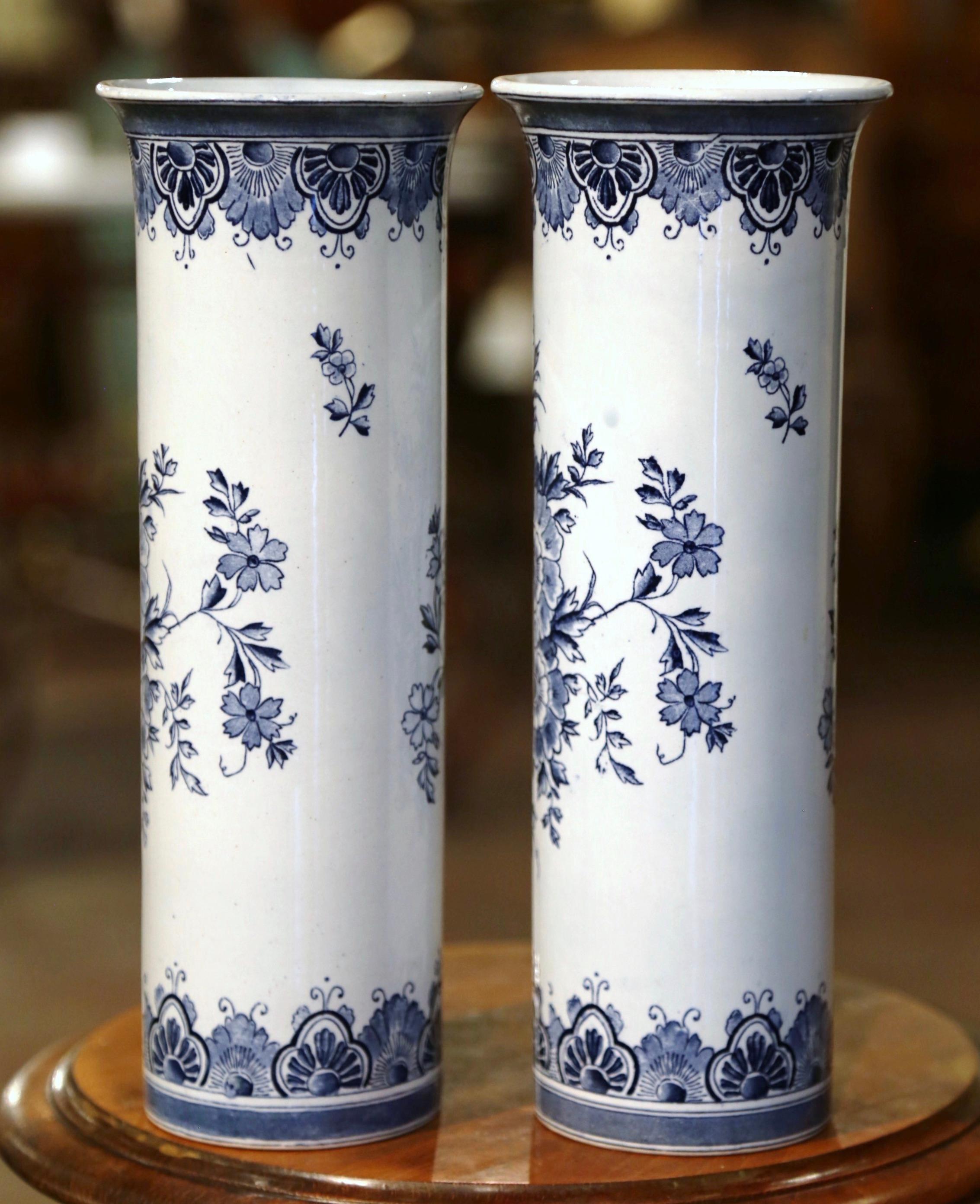 Céramique Paire de vases hollandais en faïence de Delft peints à la main du 19ème siècle avec motifs de voiliers en vente