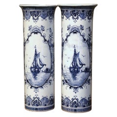 Pareja de jarrones holandeses del siglo XIX pintados a mano en loza de Delft con motivos de veleros