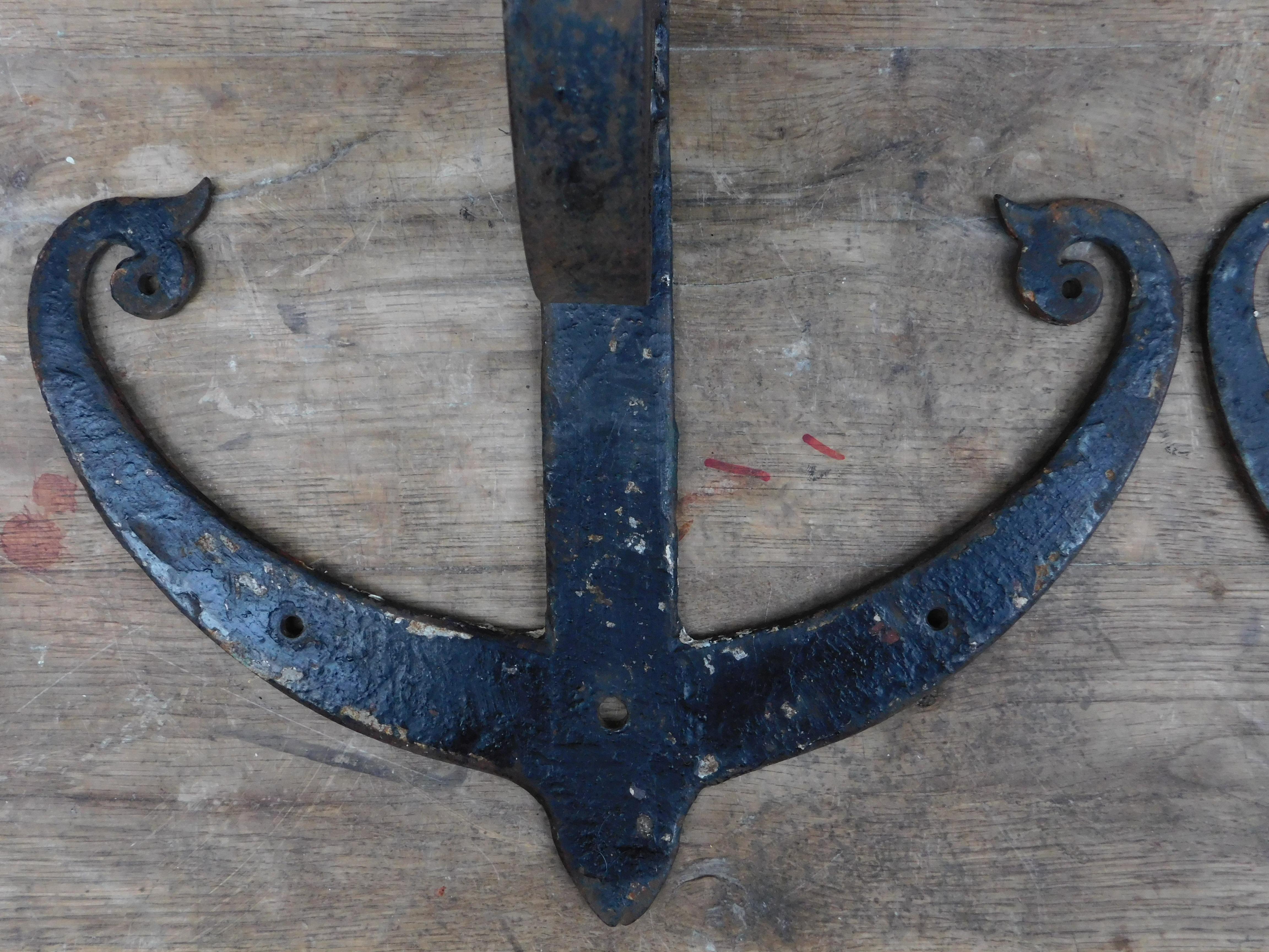 These brackets with a very elegant stylised anchor design come from Zeeland in the Netherlands and were made to hold a wood shelf or planter. In Zeeland the economy is based on the fishing and ship making industries and the colourful old houses are