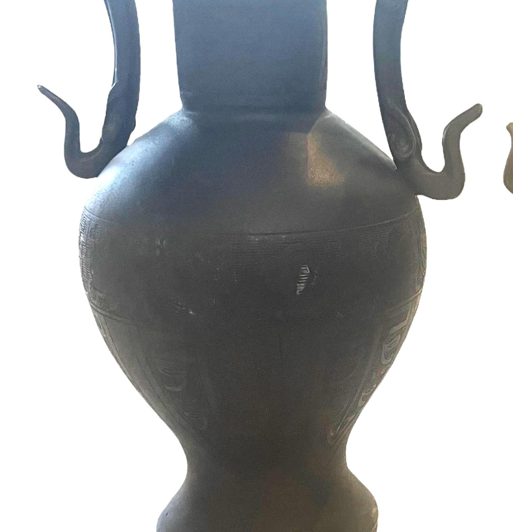 Americano Coppia di urne in bronzo in stile egiziano del XIX secolo in vendita