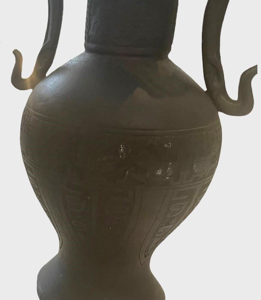 Paire d'urnes en bronze de style égyptien du 19ème siècle Bon état - En vente à West Palm Beach, FL
