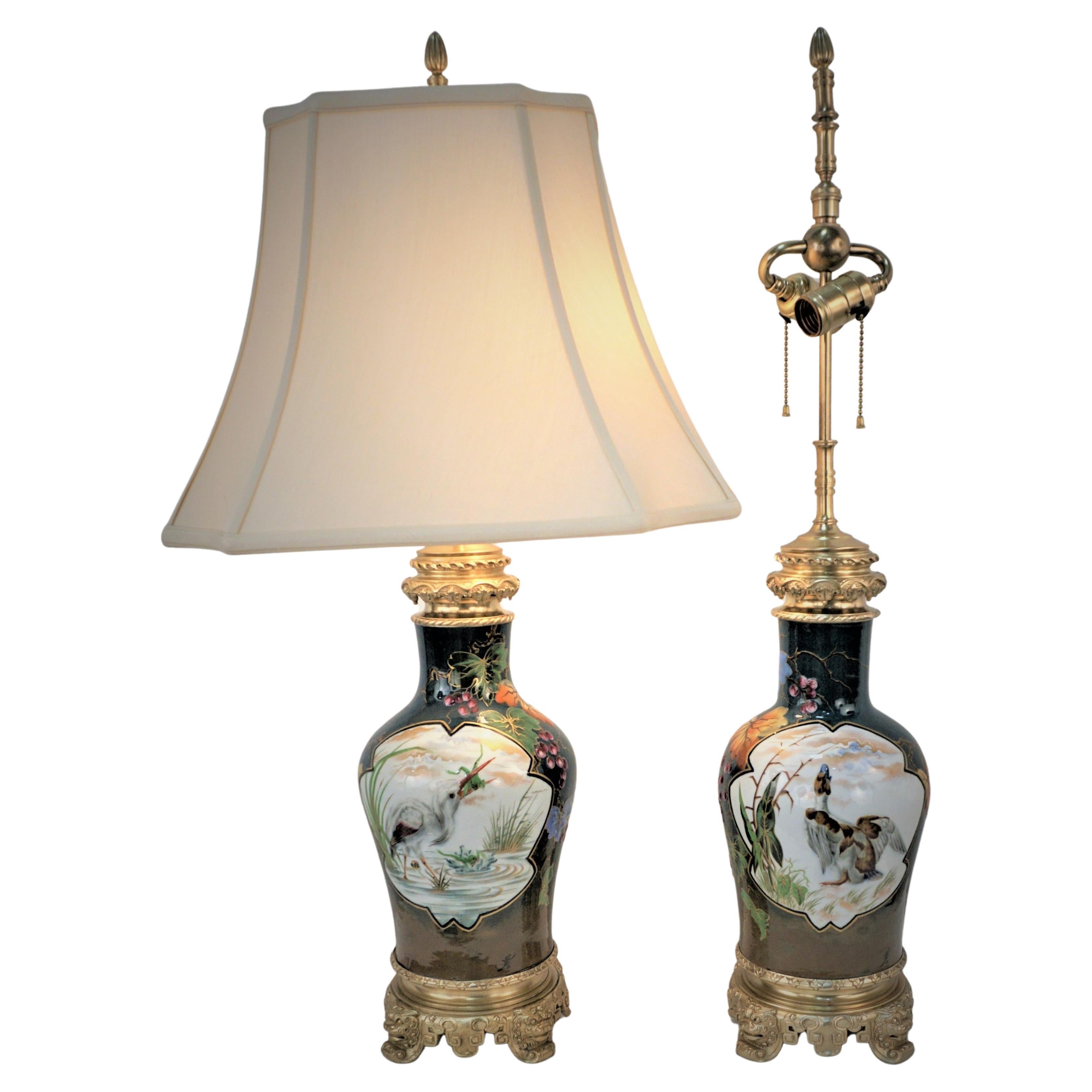 Paire de lampes à huile en porcelaine électrifiée du XIXe siècle. en vente