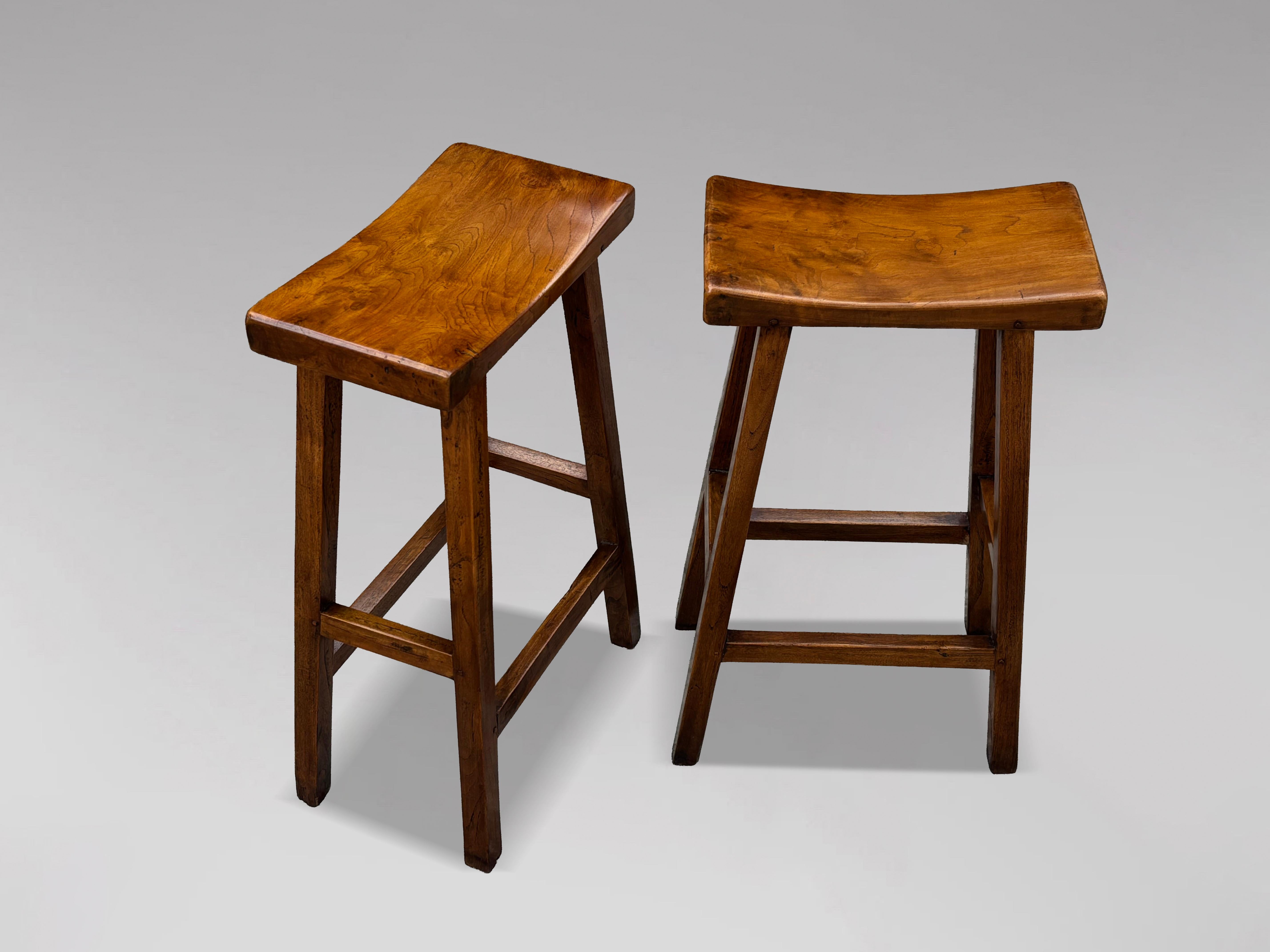 Bellissima coppia di sgabelli alti in olmo della fine del XIX secolo

Questa splendida coppia di sgabelli alti e sagomati della fine del XIX secolo combina il fascino rustico con il comfort pratico. Un comodissimo sgabello con sedile in olmo