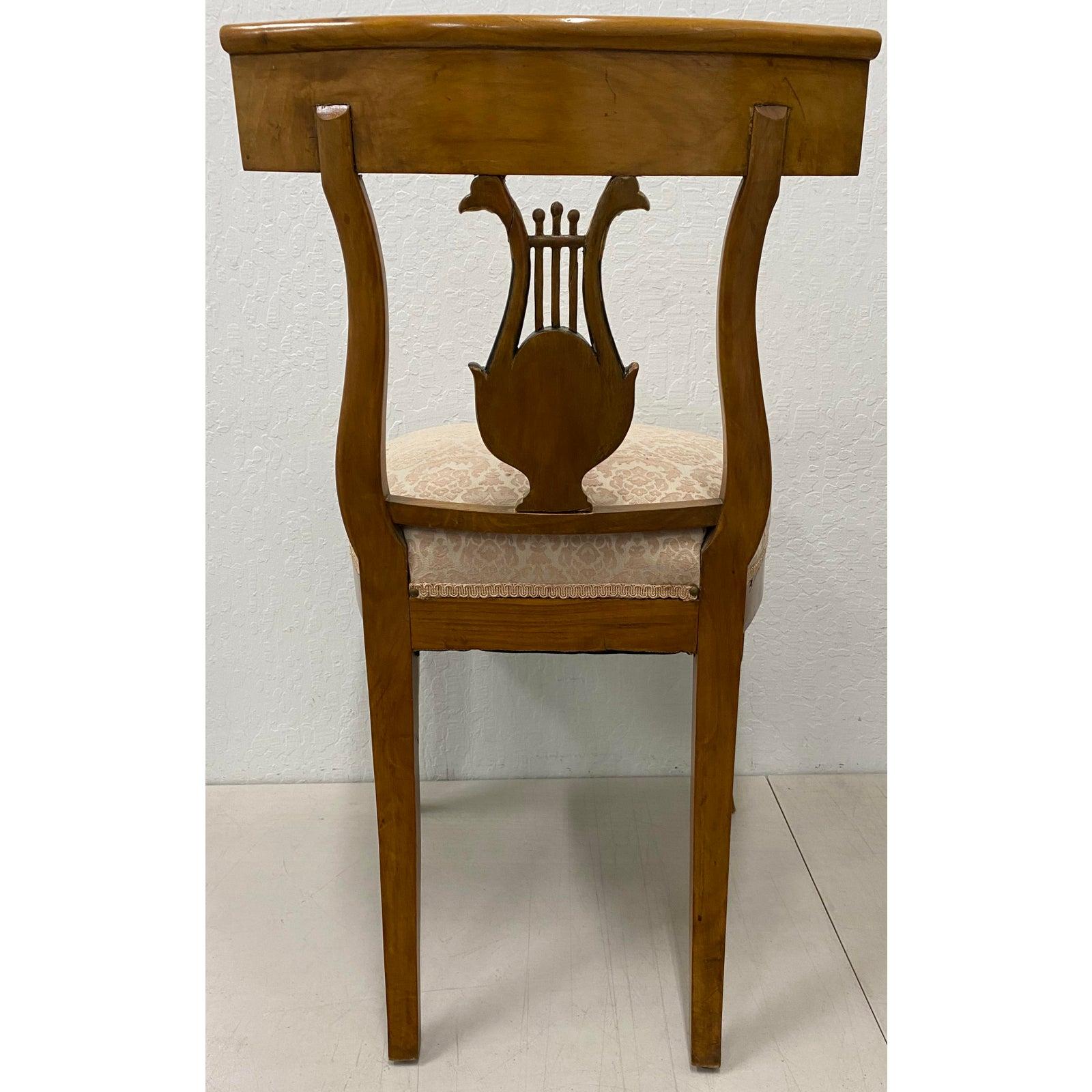 Paire de chaises de salle à manger Empire à dossier lyre du 19e siècle

Merveilleuse paire de chaises de salle à manger en noyer avec double tête d'aigle et lyre sculptées.

Mesures : 20