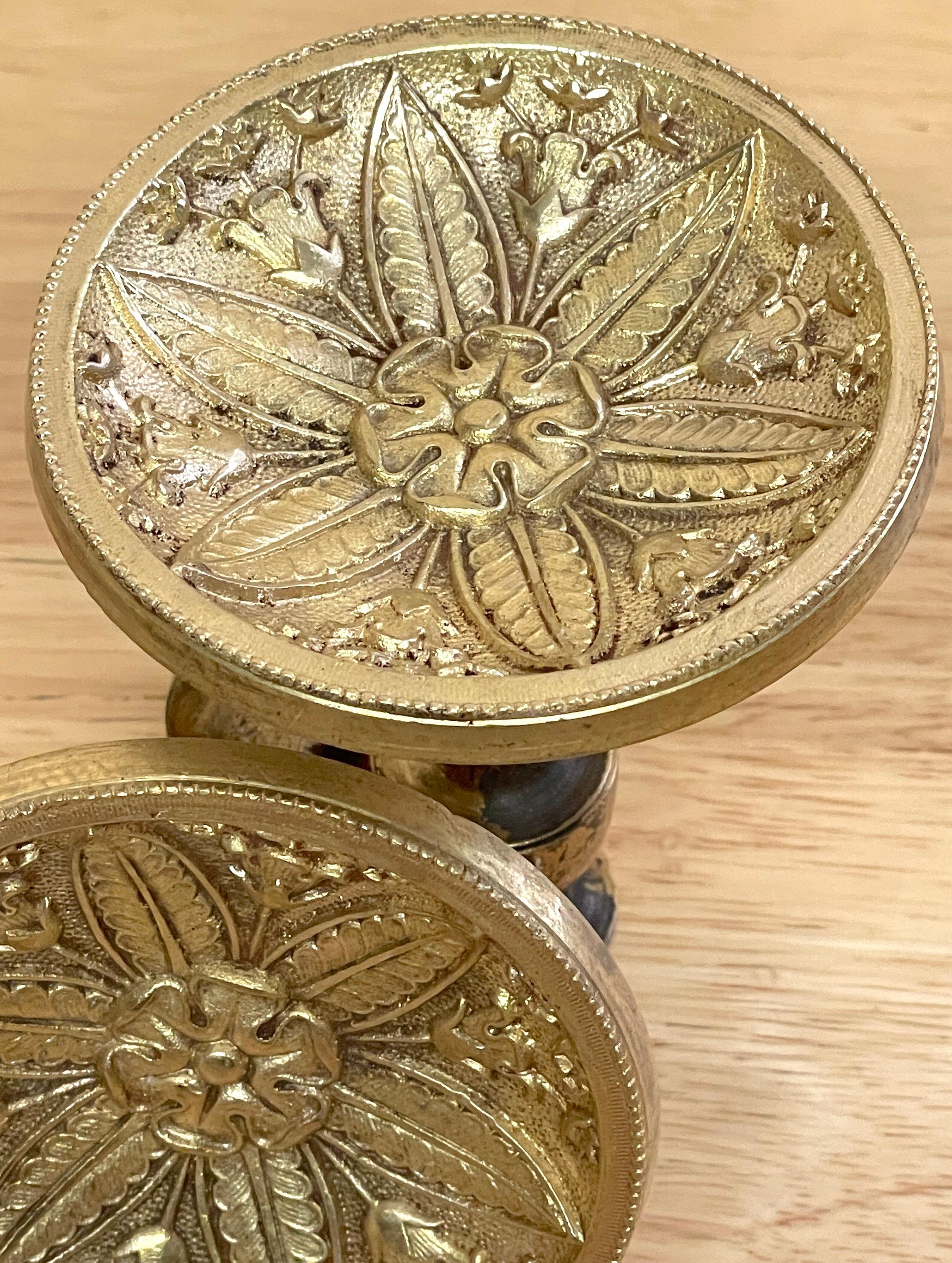 Français Paire d'embrasses de rideaux Empire en bronze doré à motif d'Acanthus du 19e siècle en vente