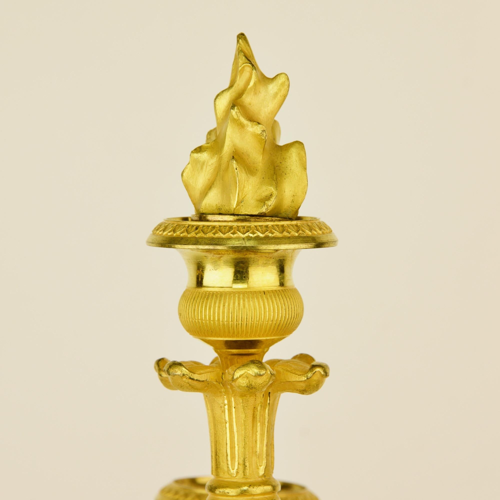 Coppia di candelabri Impero del XIX secolo in ormolu e bronzo patinato attr. Thomire in vendita 2