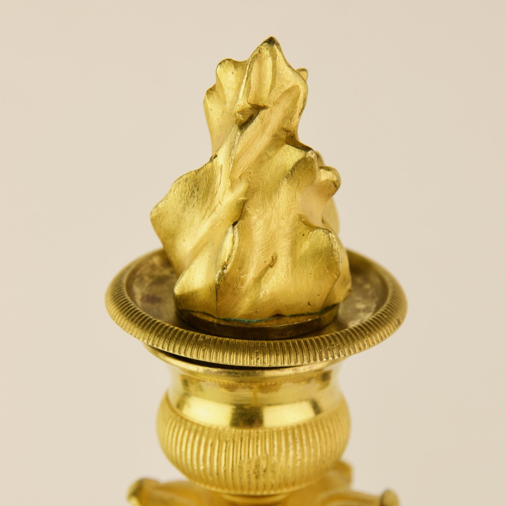 Paar Empire-Kandelaber aus Goldbronze und patinierter Bronze des 19. Jahrhunderts, Paar Thomire im Angebot 5