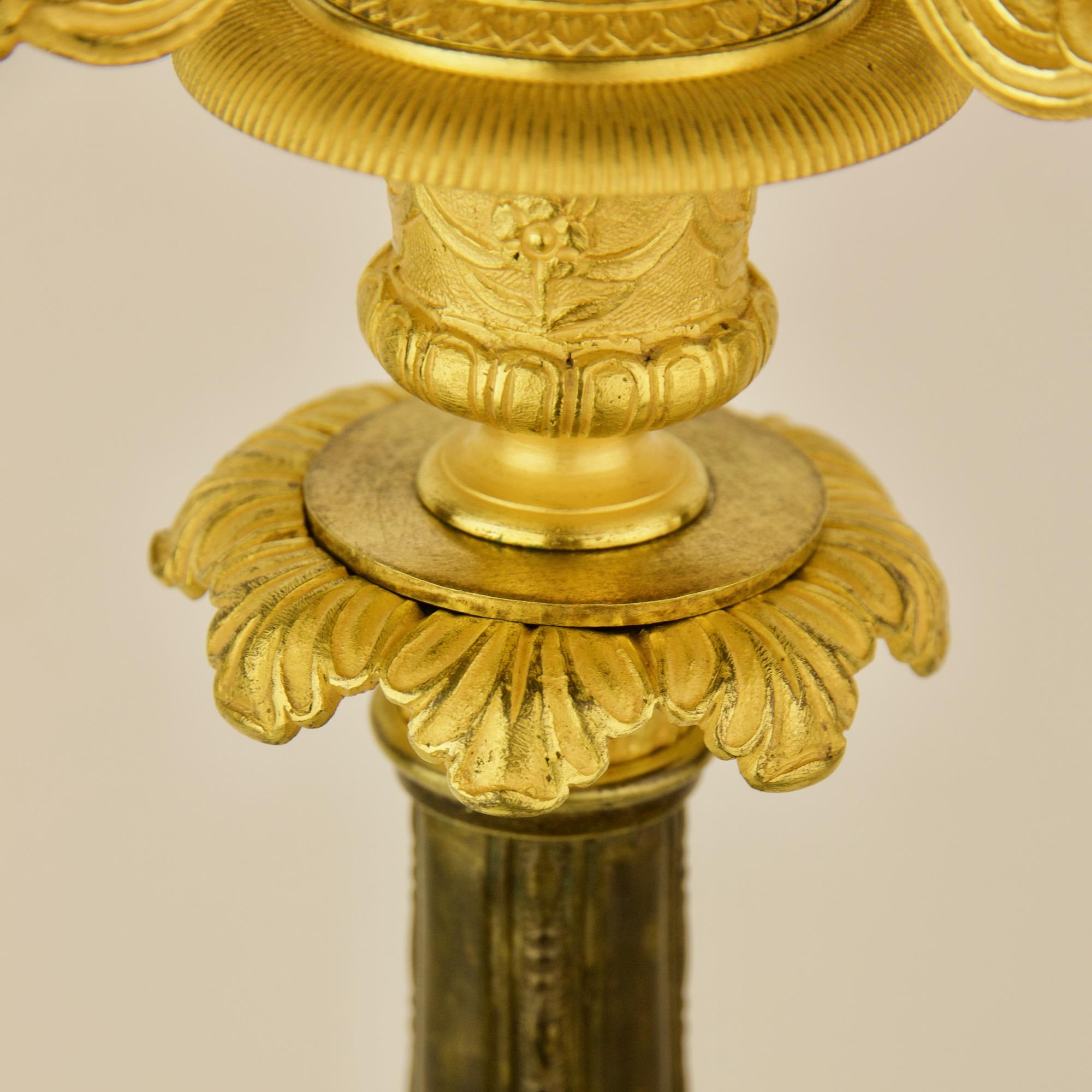 Paar Empire-Kandelaber aus Goldbronze und patinierter Bronze des 19. Jahrhunderts, Paar Thomire im Angebot 6