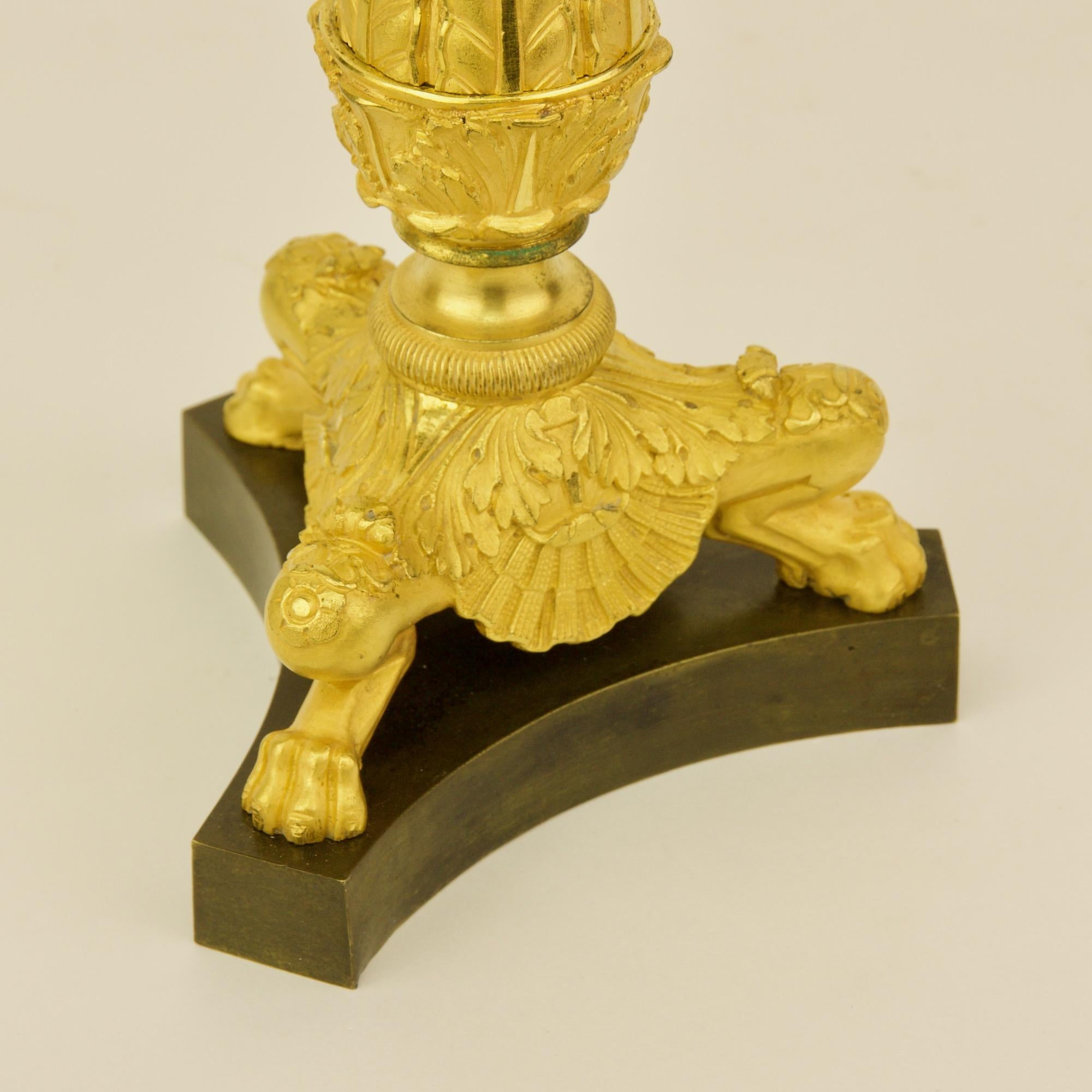 Paar Empire-Kandelaber aus Goldbronze und patinierter Bronze des 19. Jahrhunderts, Paar Thomire (Frühes 19. Jahrhundert) im Angebot
