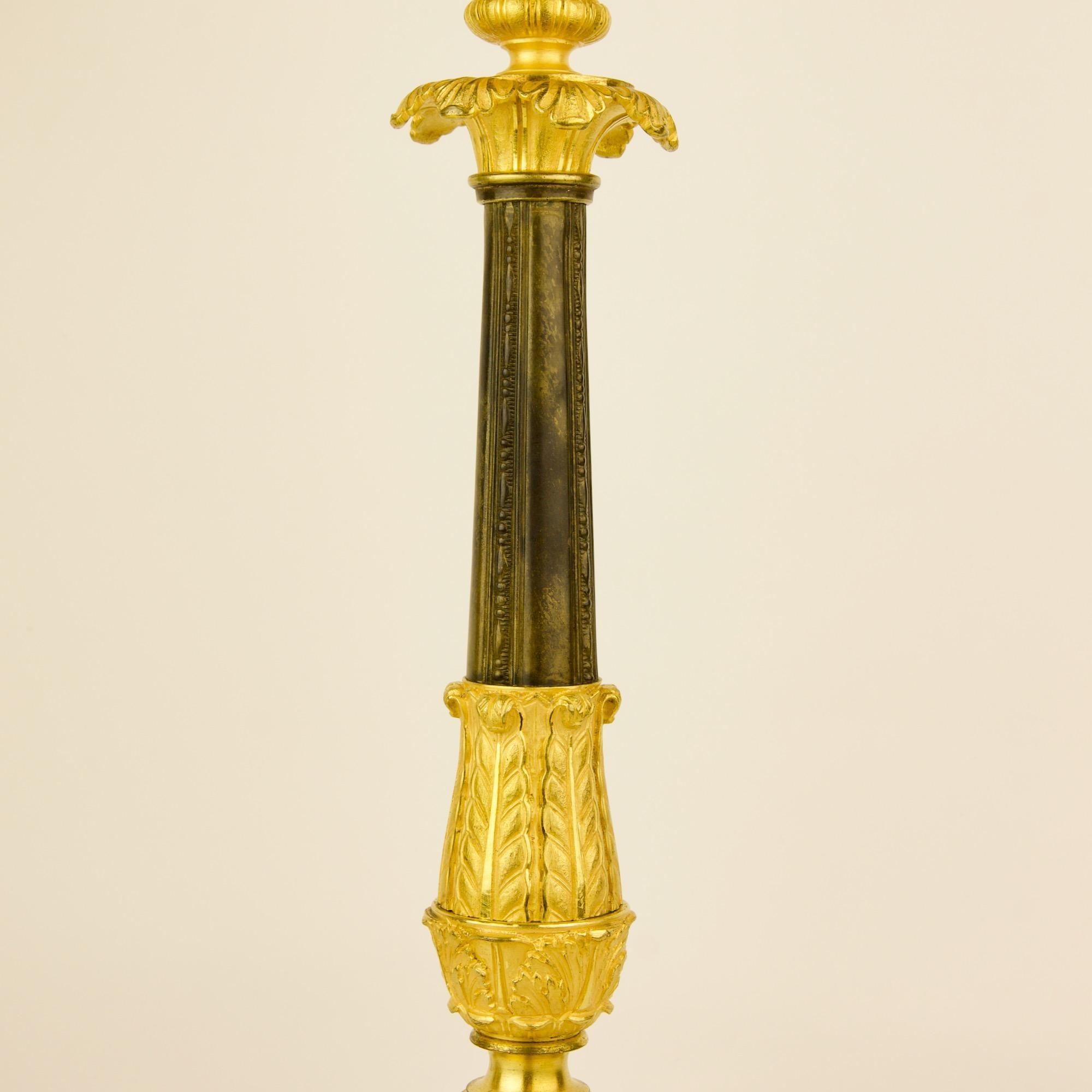 Inizio XIX secolo Coppia di candelabri Impero del XIX secolo in ormolu e bronzo patinato attr. Thomire in vendita