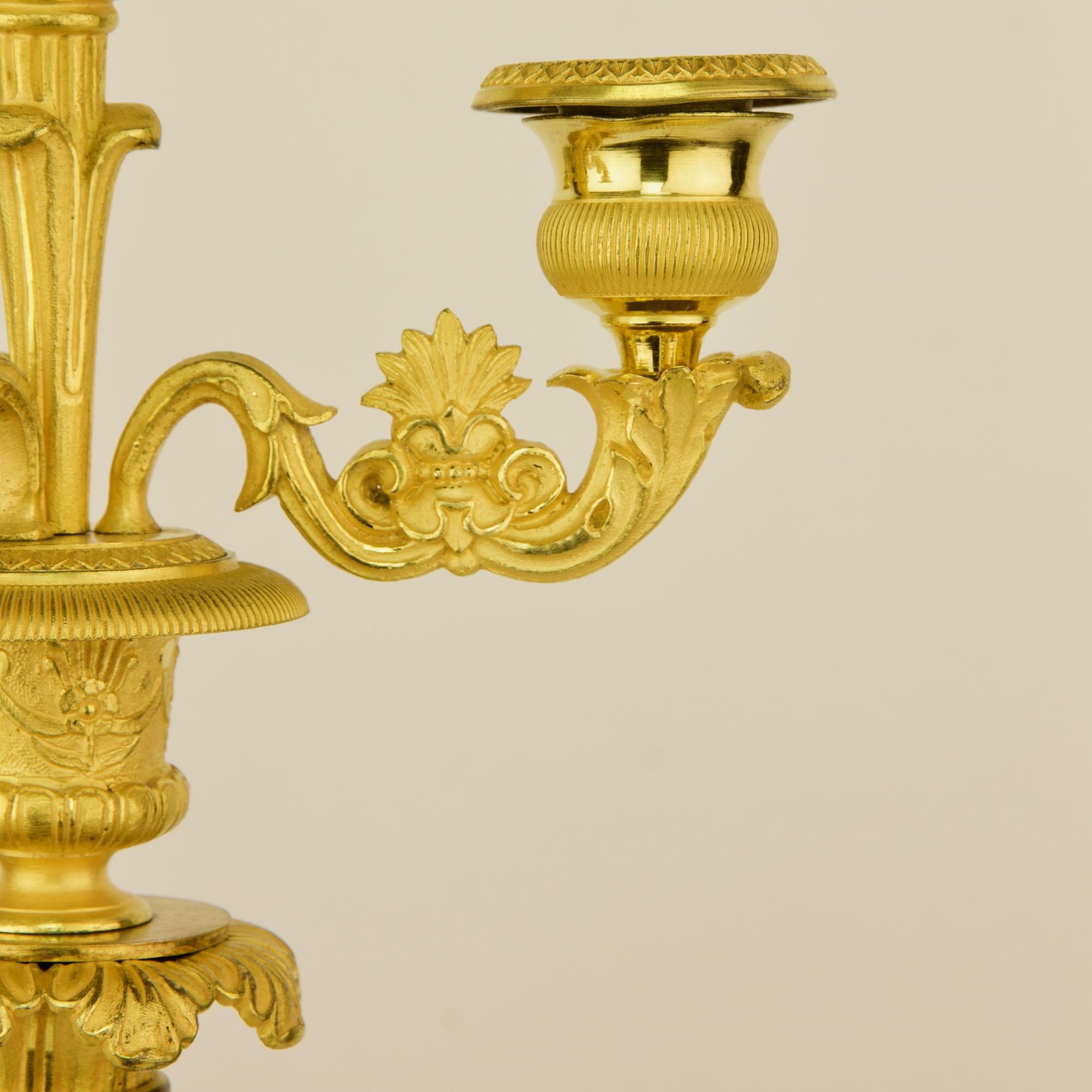 Similoro Coppia di candelabri Impero del XIX secolo in ormolu e bronzo patinato attr. Thomire in vendita