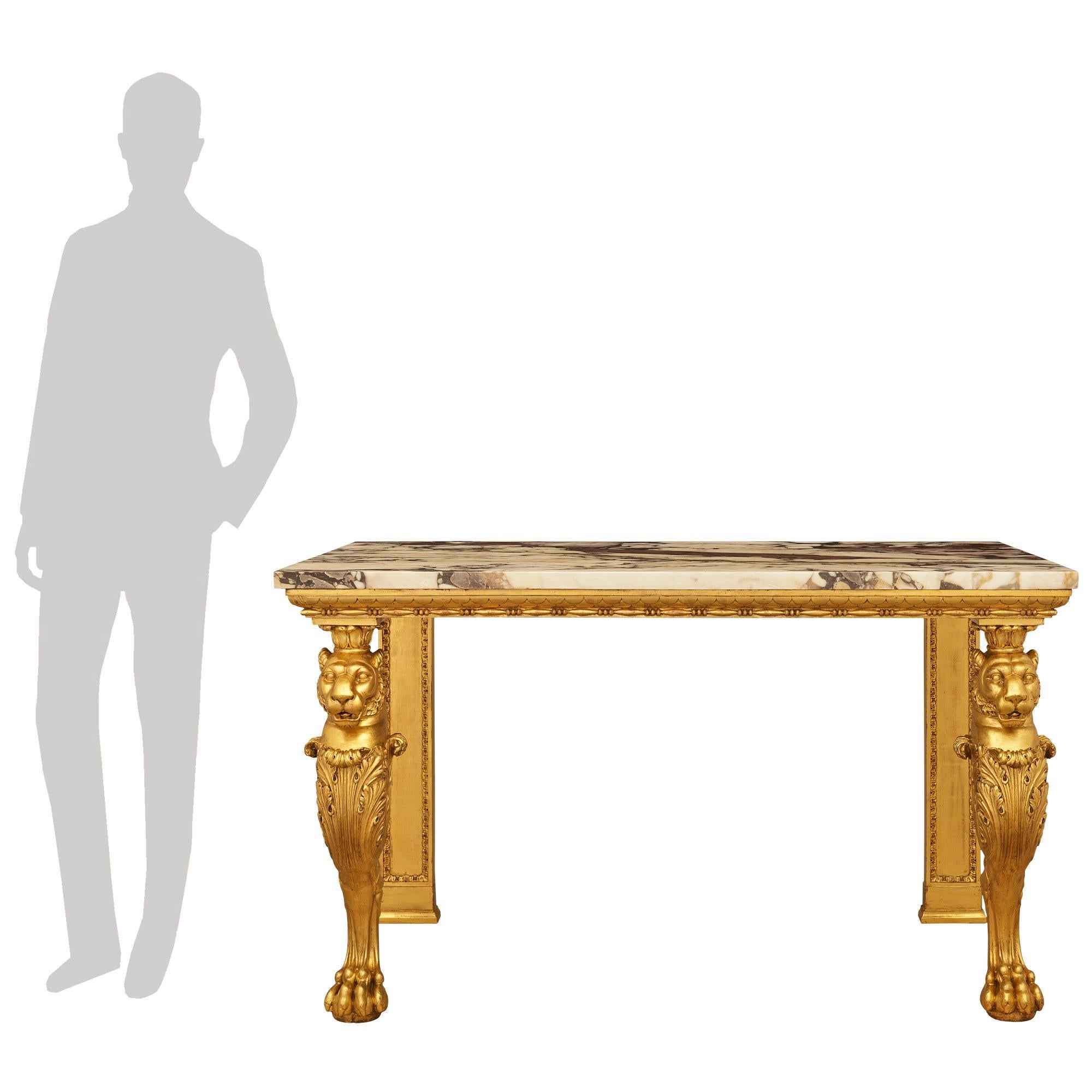 Ein sensationelles und beeindruckendes Paar kontinentaler Konsolen aus Giltholz und Fleur de Pêcher-Marmor aus dem Empire/Restauration des 19. Dieses atemberaubende Konsolenpaar steht auf zwei reich geschnitzten Löwinnenbeinen aus Giltwood mit