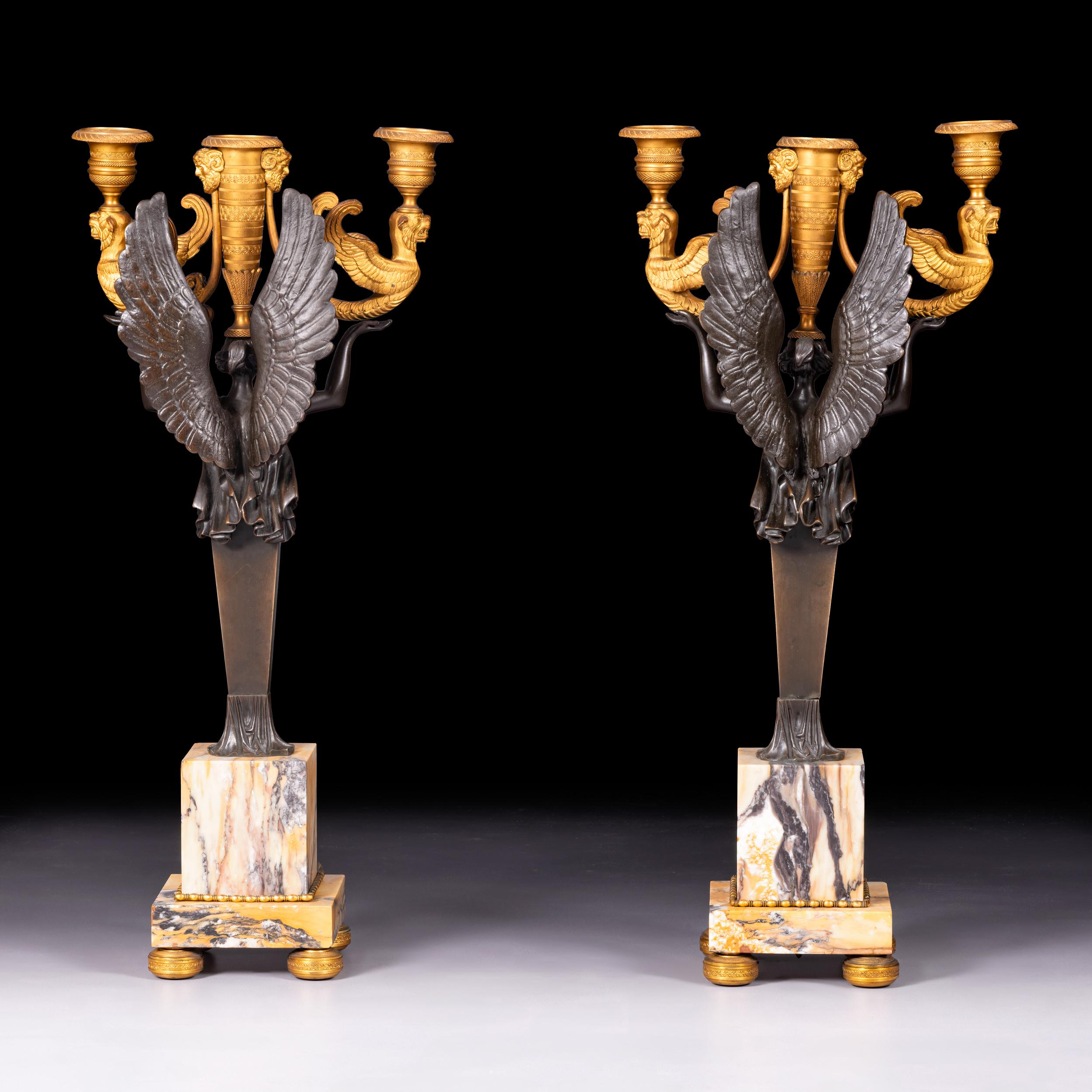 Francese Coppia di candelabri Impero Siena e Ormolu del XIX secolo in stile neoclassico in vendita