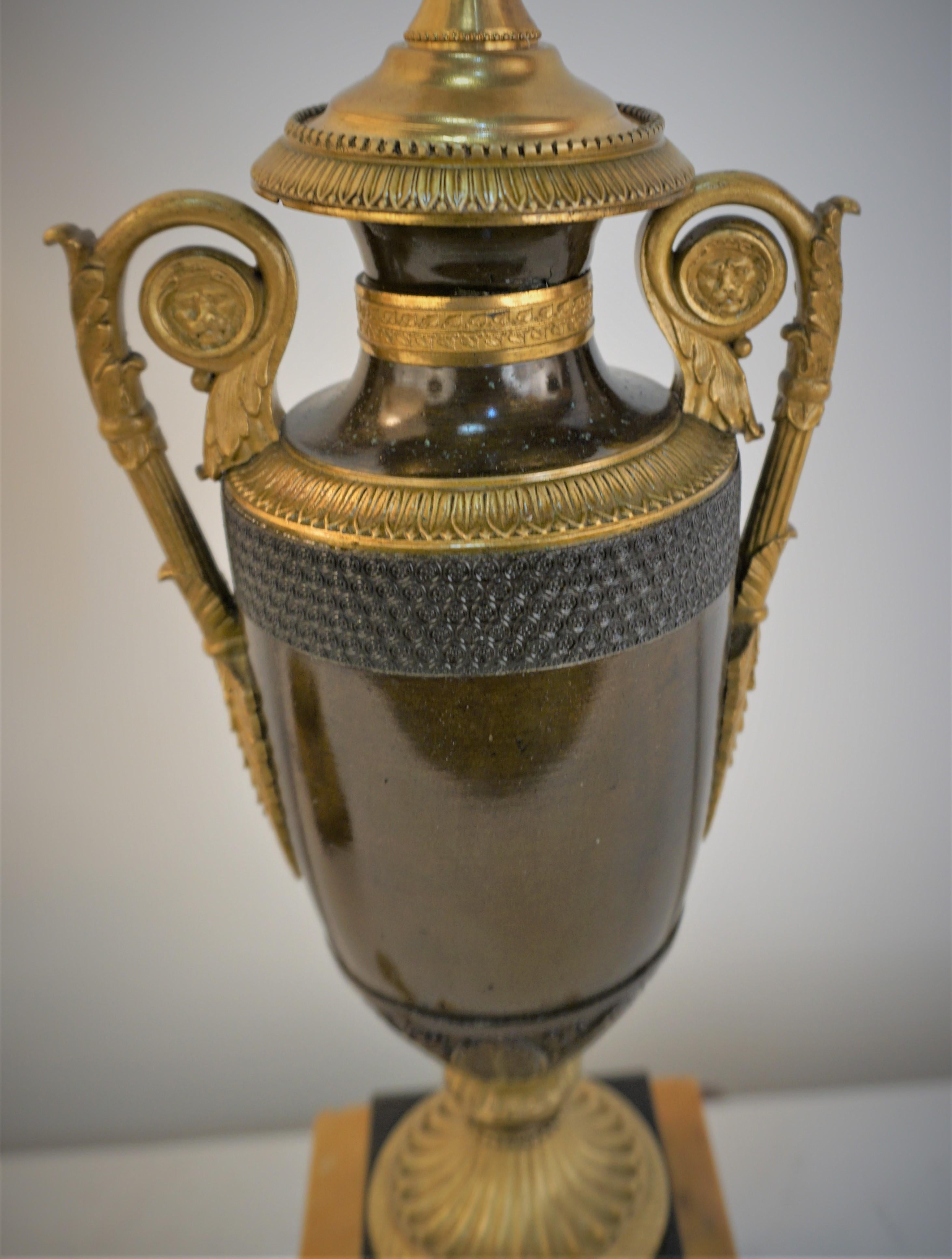 Paar Bronze-Tischlampen im Empire-Stil des 19. Jahrhunderts (Marmor) im Angebot