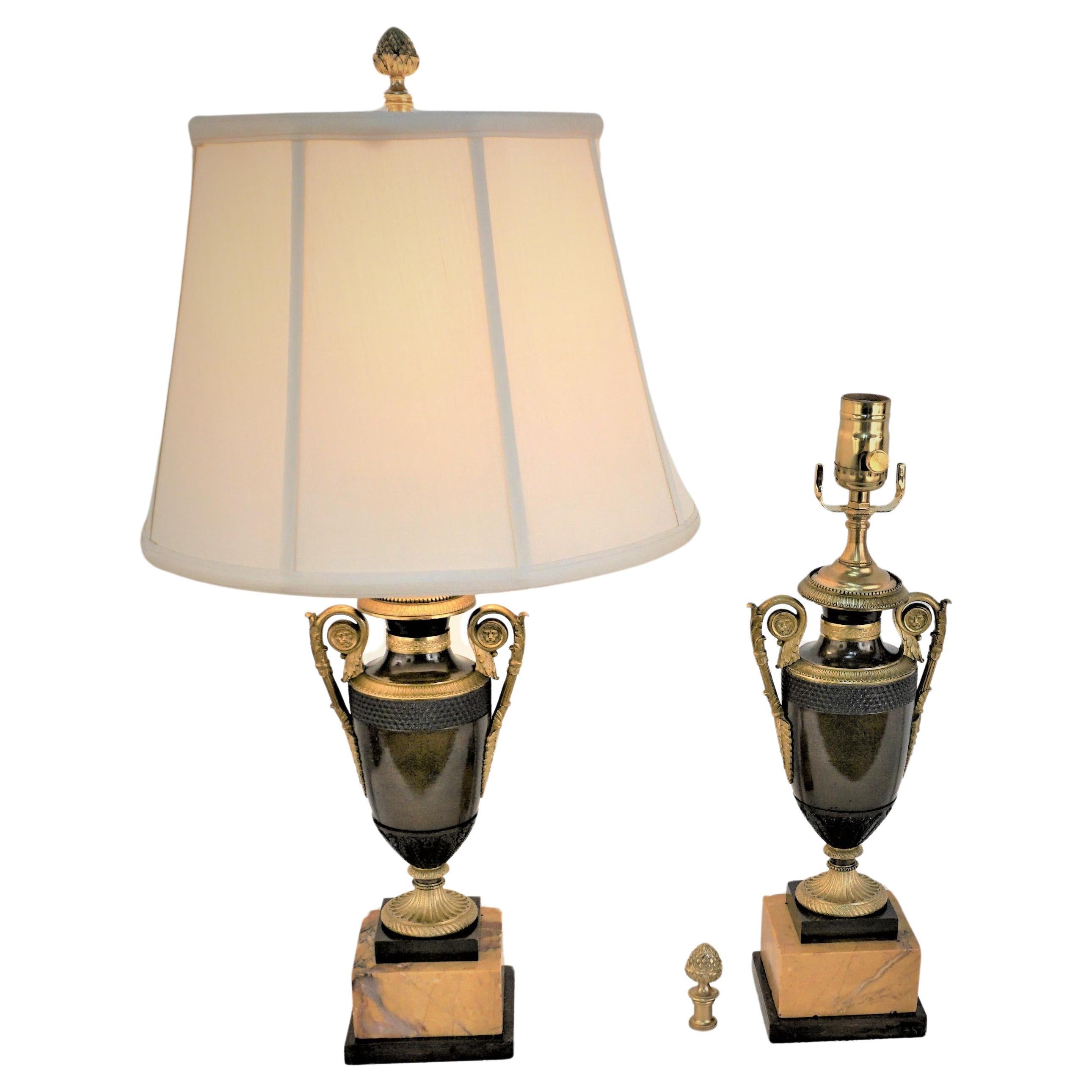 Paar Bronze-Tischlampen im Empire-Stil des 19. Jahrhunderts im Angebot