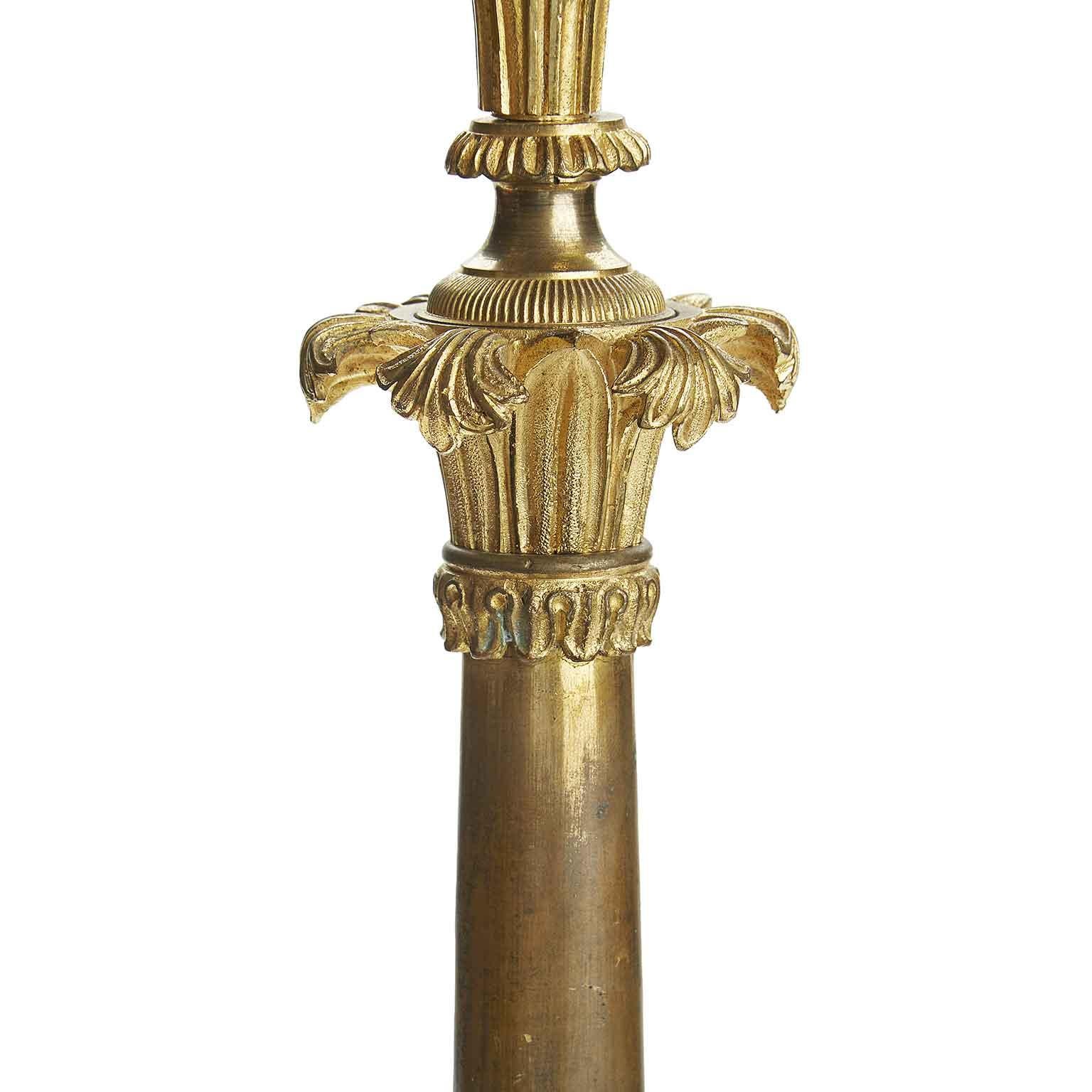 XIXe siècle Paire de candélabres Empire à trois bras en bronze doré italien du 19ème siècle en vente