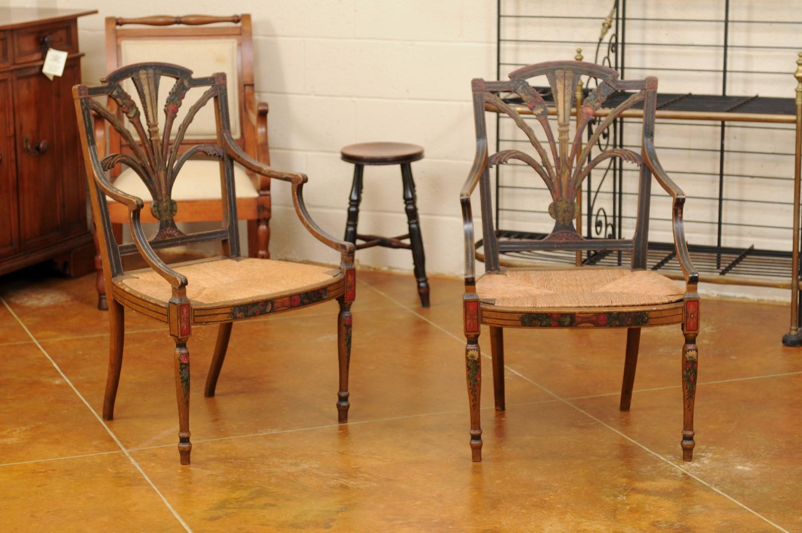 Paar englische bemalte Sessel im Adam-Stil des 19. Jahrhunderts mit Binsen-Sitzen (Adamstil) im Angebot