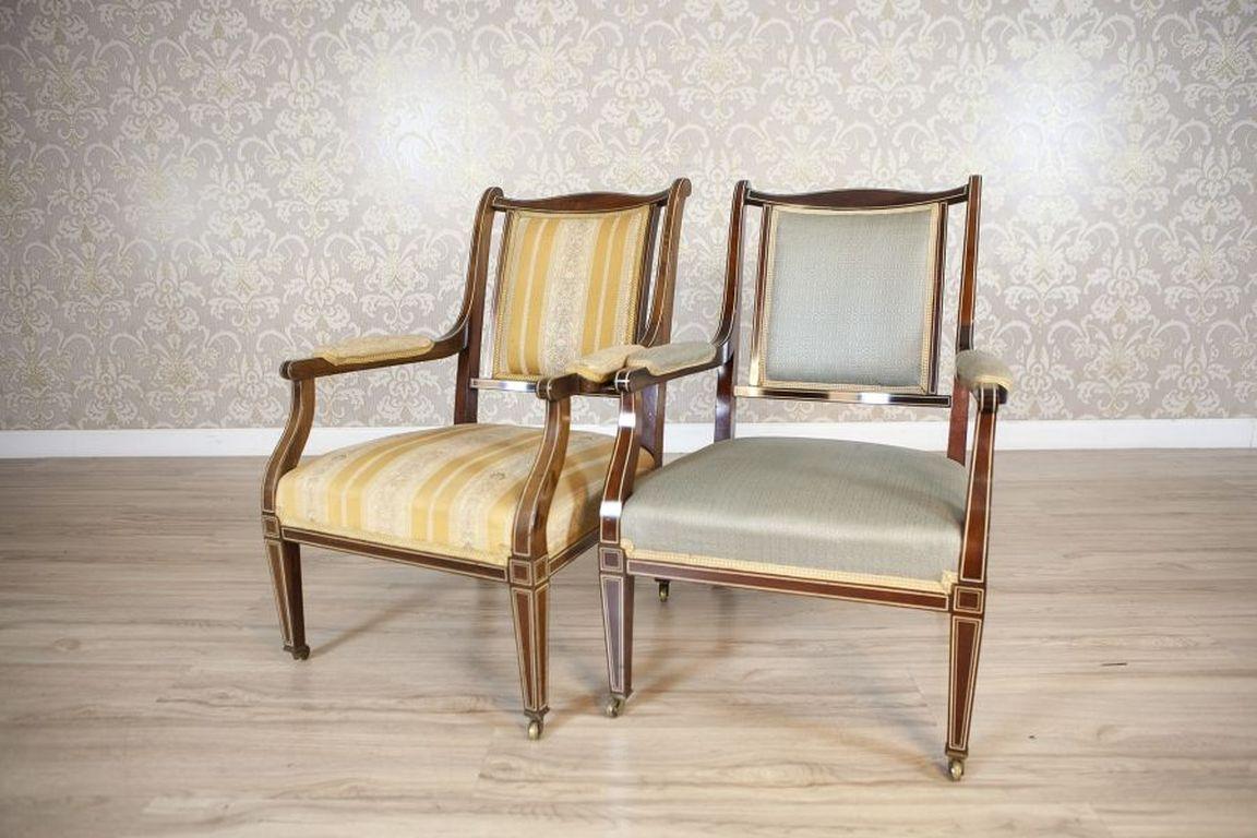 Coppia di poltrone inglesi del XIX secolo in stile Sheraton

Le poltrone risalgono alla fine del XIX secolo e presentano braccioli morbidi e gambe montate su rotelle in ottone. Le sedie sono rivestite con tessuti dalle diverse fantasie. Non sono