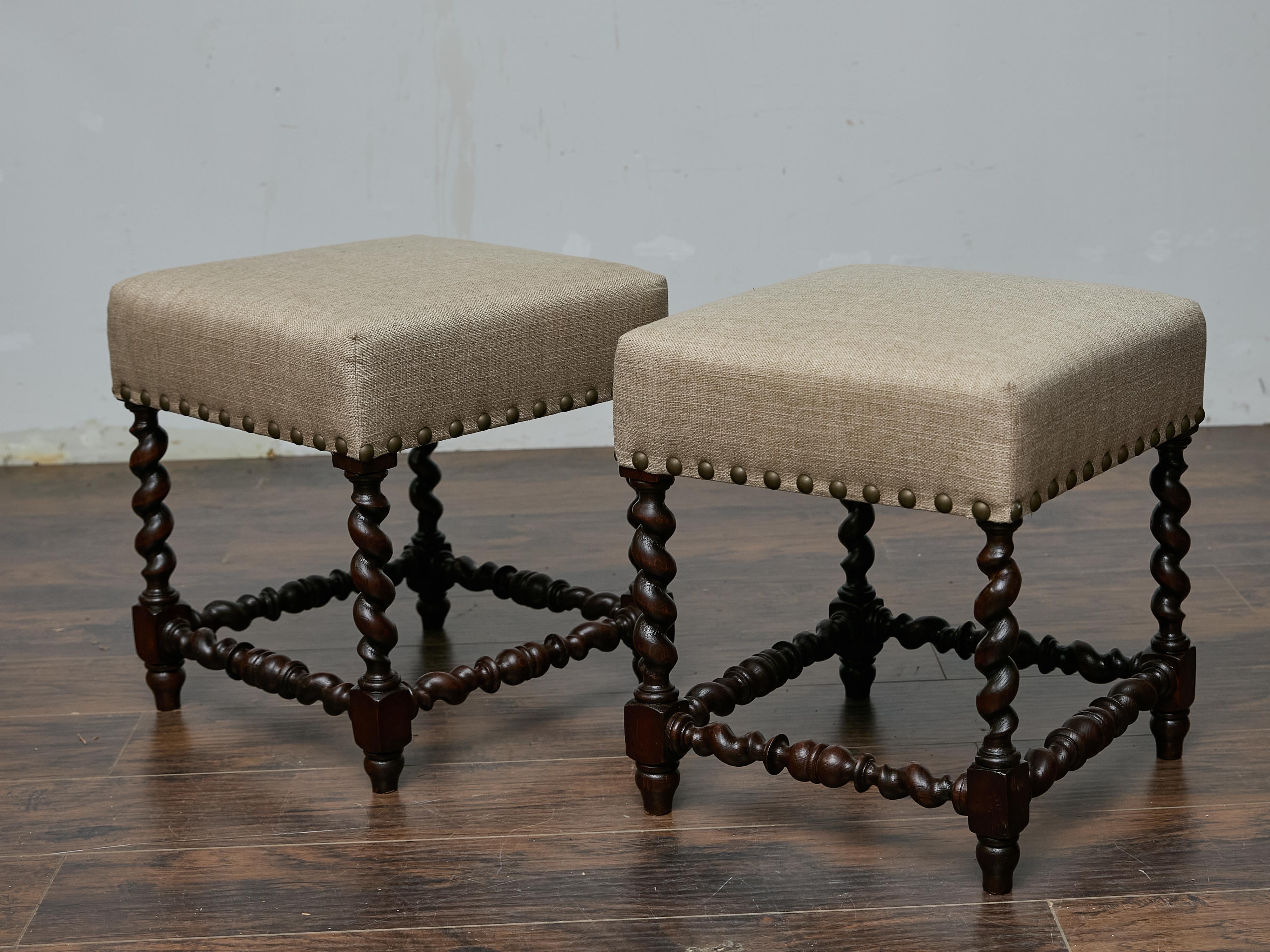 Questa coppia di sgabelli inglesi del XIX secolo mostra l'eleganza senza tempo della lavorazione a tortiglione. Le gambe e le barelle in legno duro marrone scuro aggiungono profondità e carattere, mentre le intricate torniture conferiscono un senso