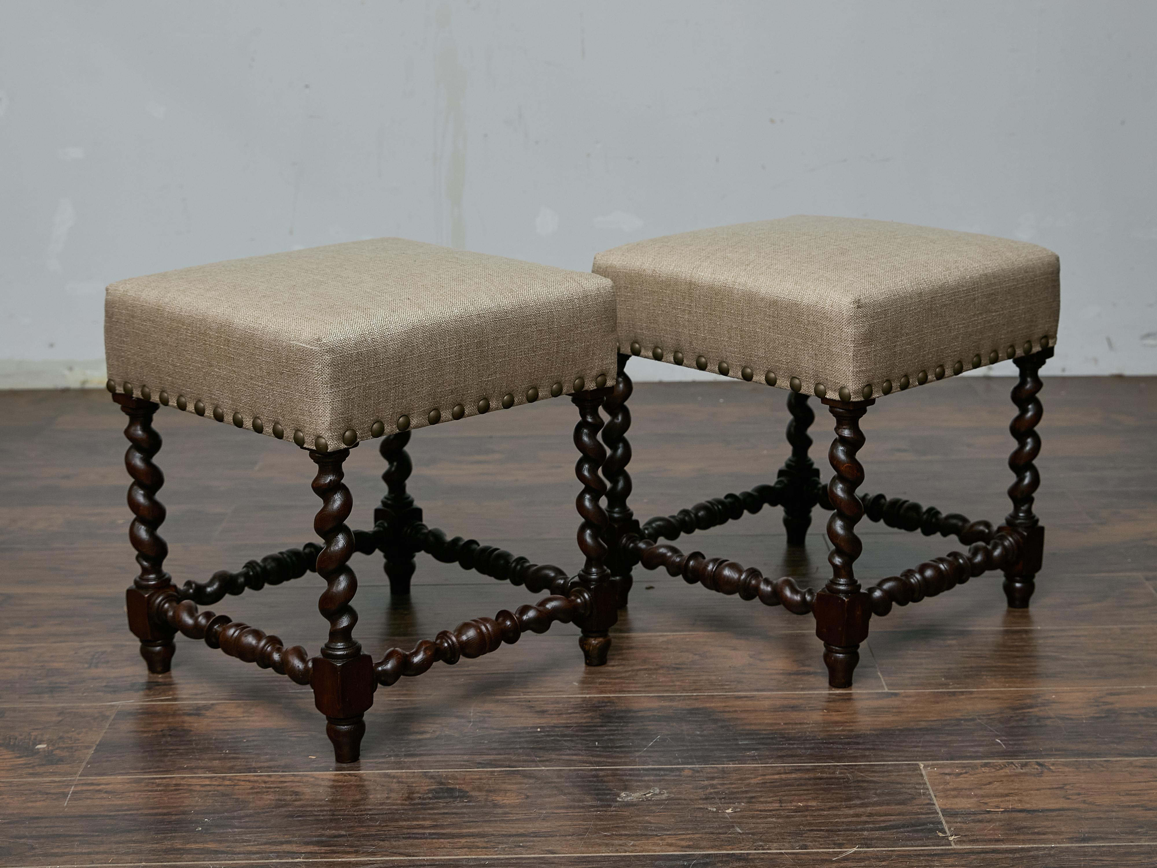 Mordenzato Coppia di sgabelli inglesi del XIX secolo in legno duro Barley Twist con rivestimento in lino in vendita