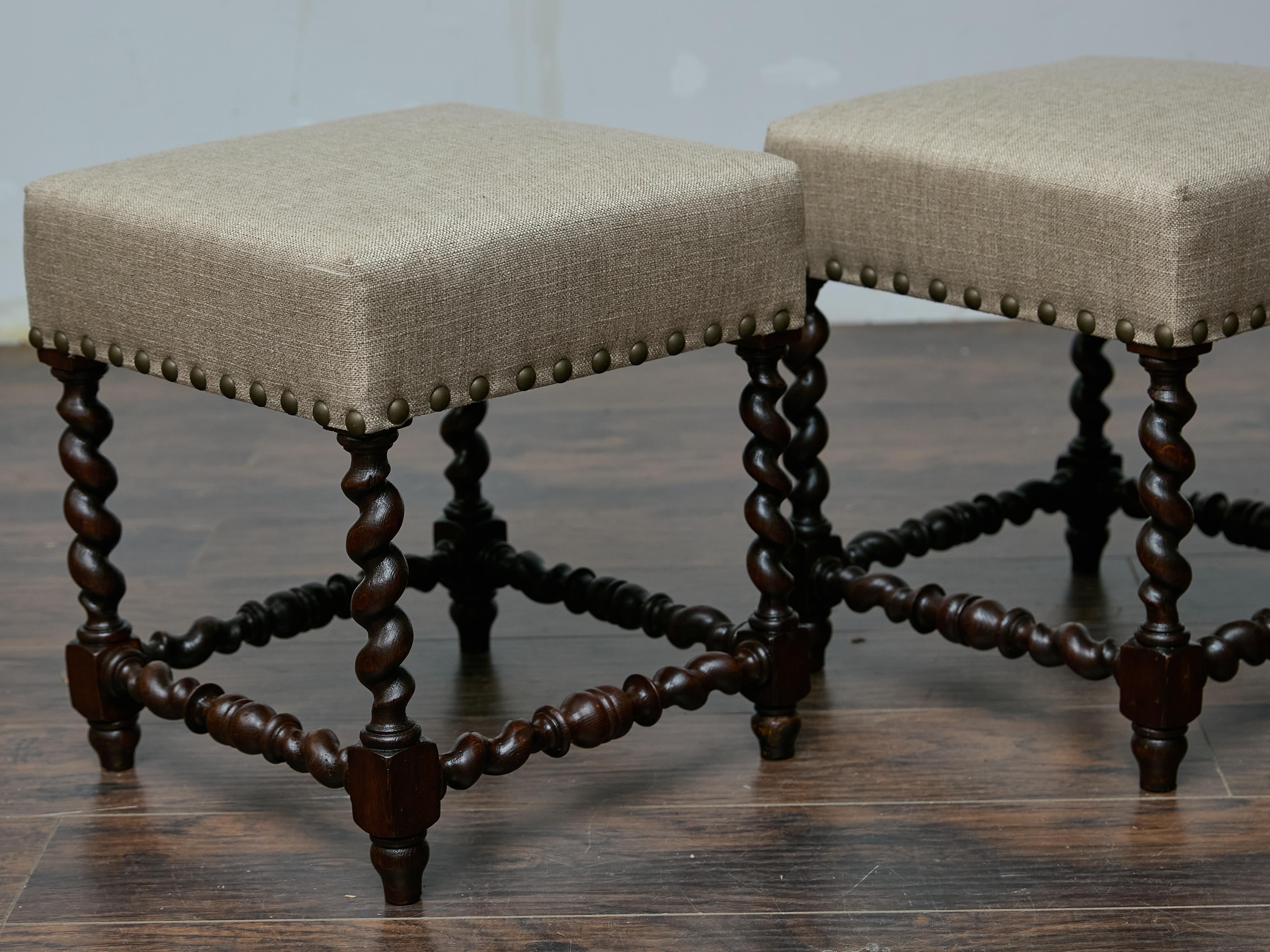 Coppia di sgabelli inglesi del XIX secolo in legno duro Barley Twist con rivestimento in lino In condizioni buone in vendita a Atlanta, GA