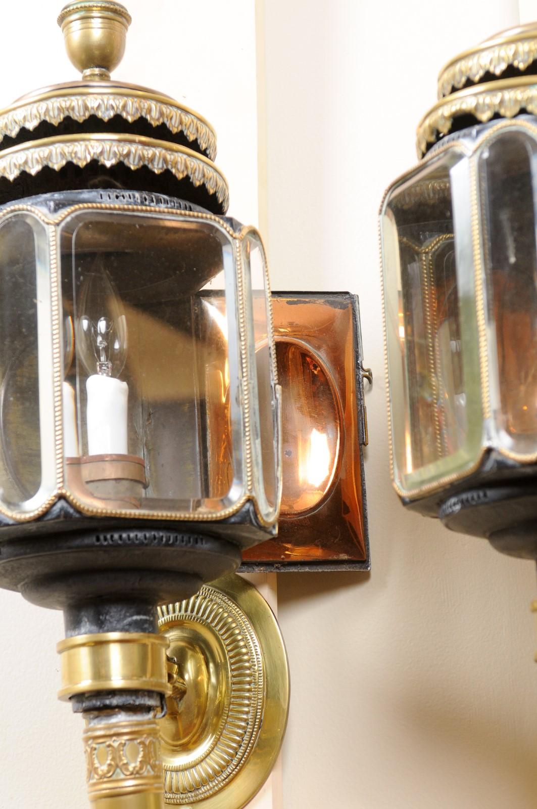 Paire de lanternes de carrosse anglaises du 19e siècle peintes en noir et en laiton en vente 5