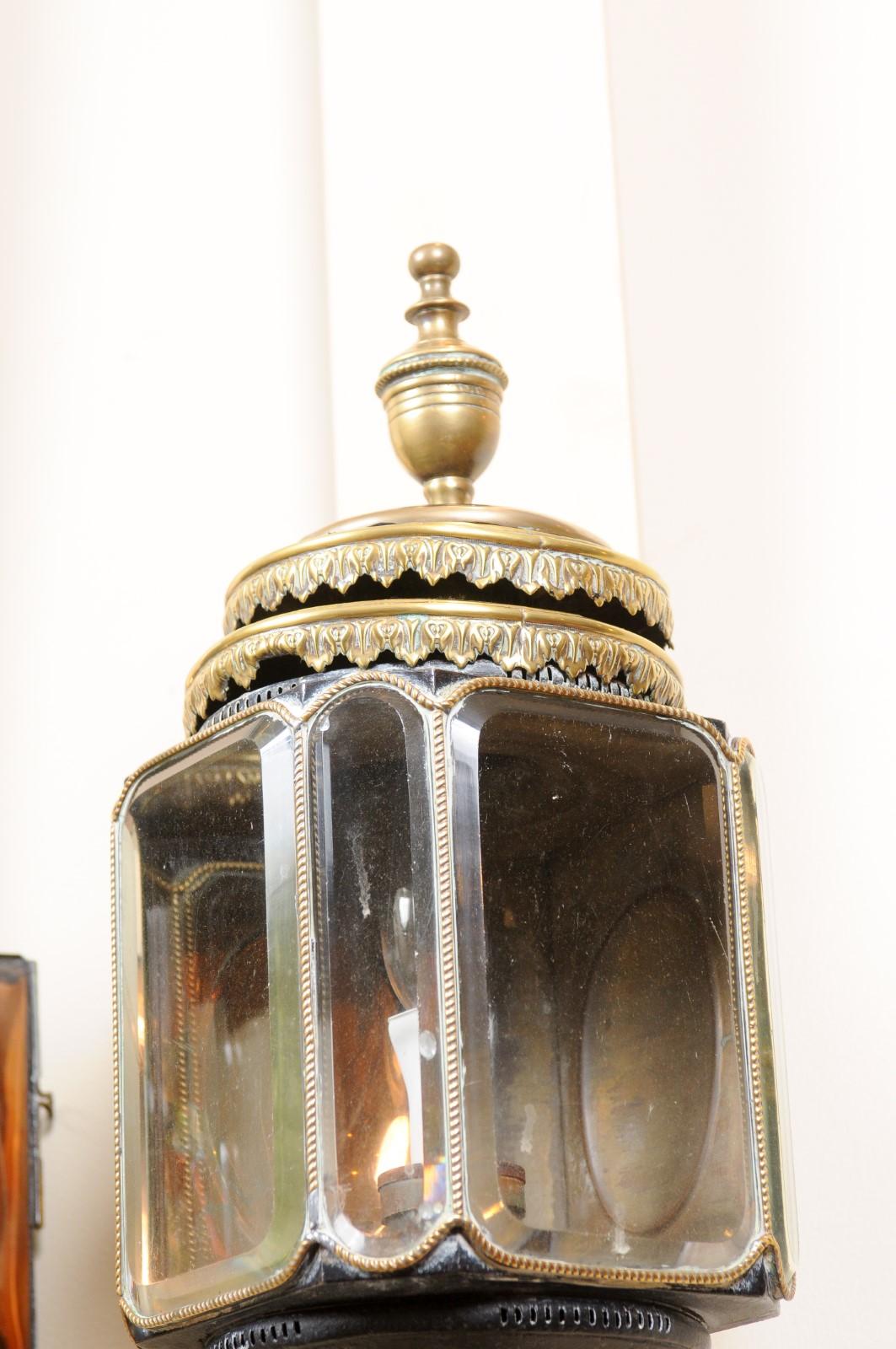 Paire de lanternes de carrosse anglaises du 19e siècle peintes en noir et en laiton en vente 6