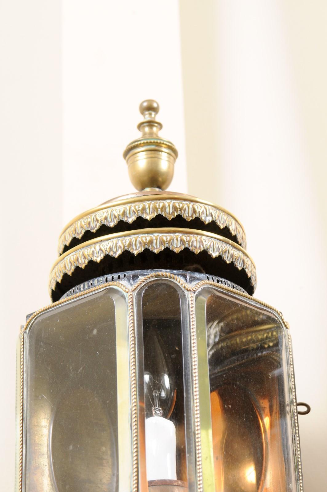 Paire de lanternes de carrosse anglaises du 19e siècle peintes en noir et en laiton en vente 3