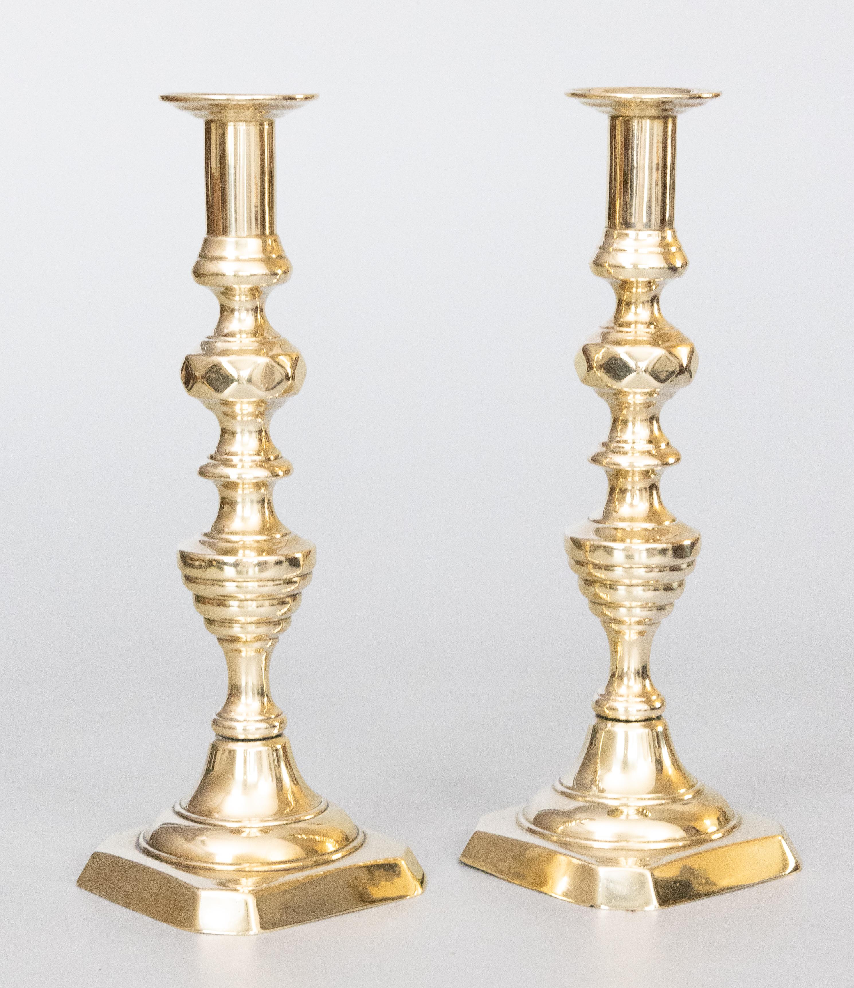 Inglese Coppia di candelabri ad alveare in ottone del 19° secolo in vendita