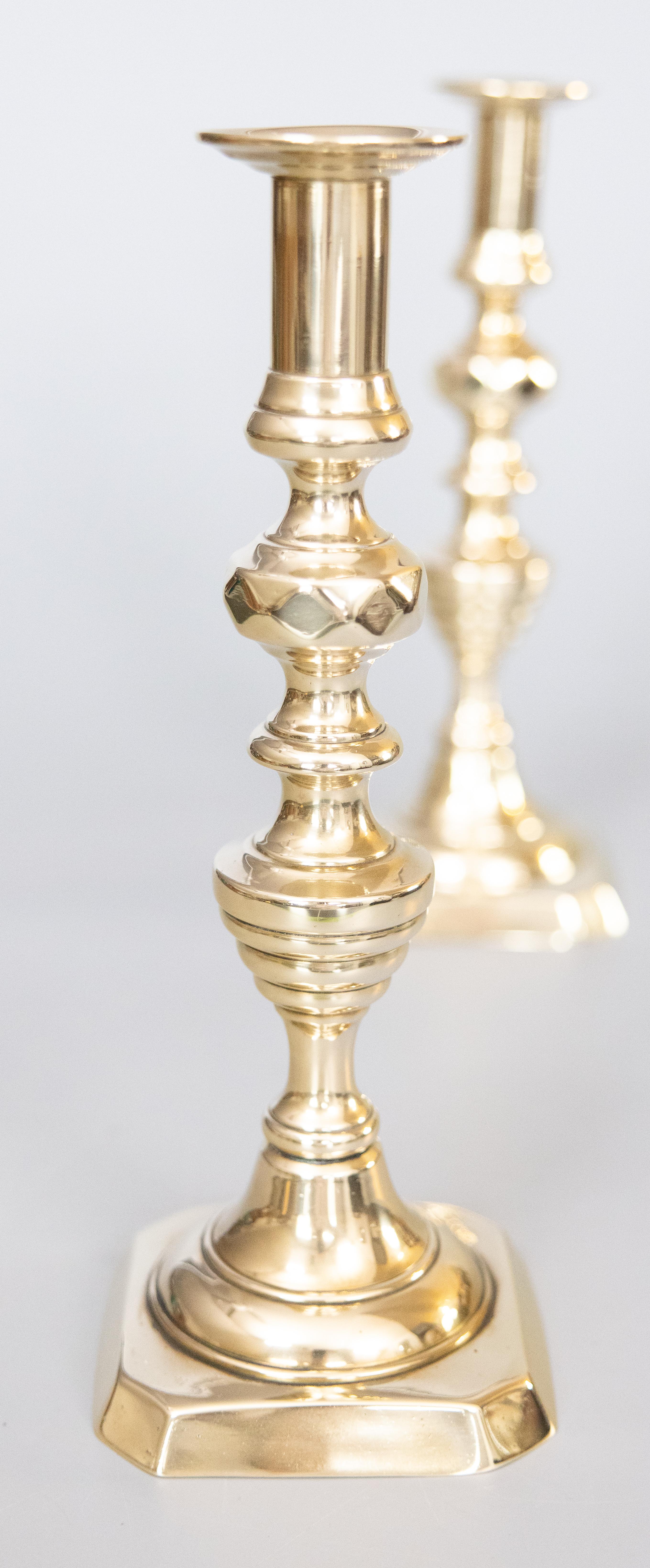 Coppia di candelabri ad alveare in ottone del 19° secolo In condizioni buone in vendita a Pearland, TX