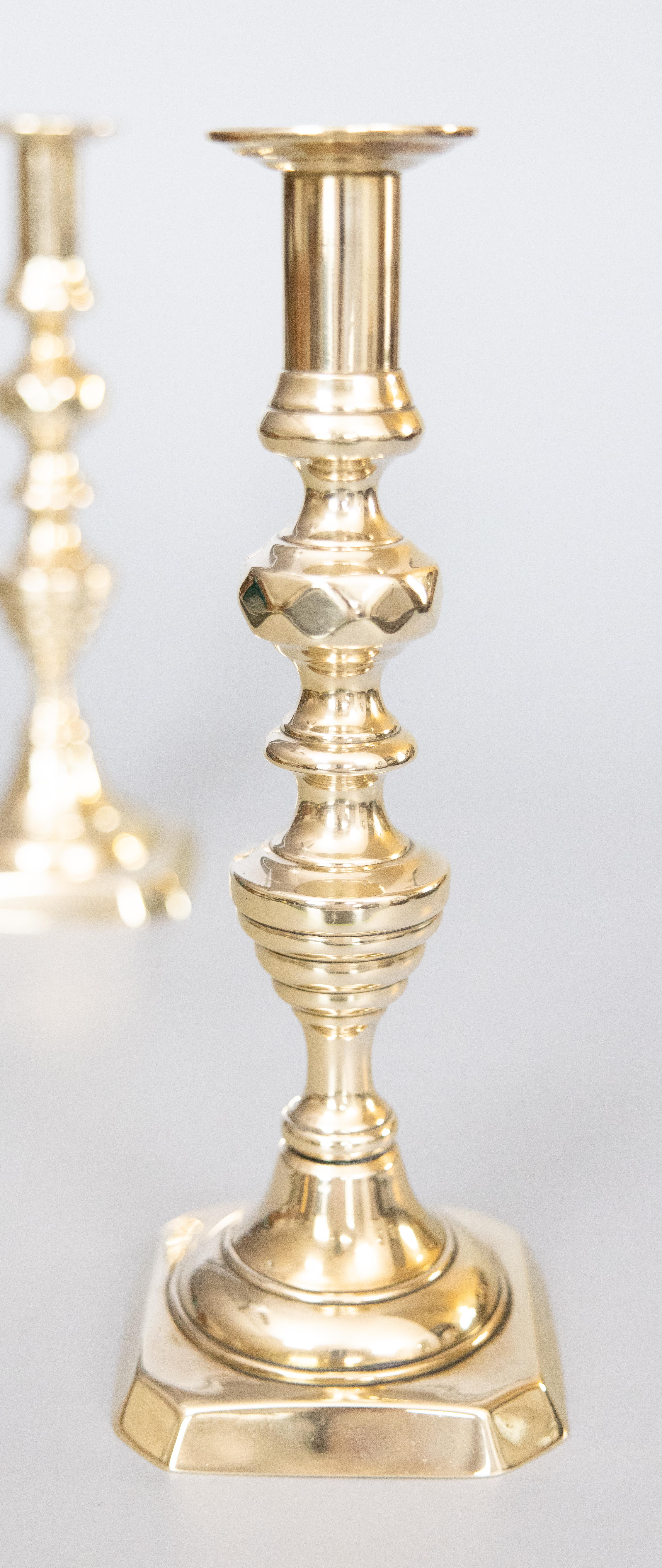 XIX secolo Coppia di candelabri ad alveare in ottone del 19° secolo in vendita