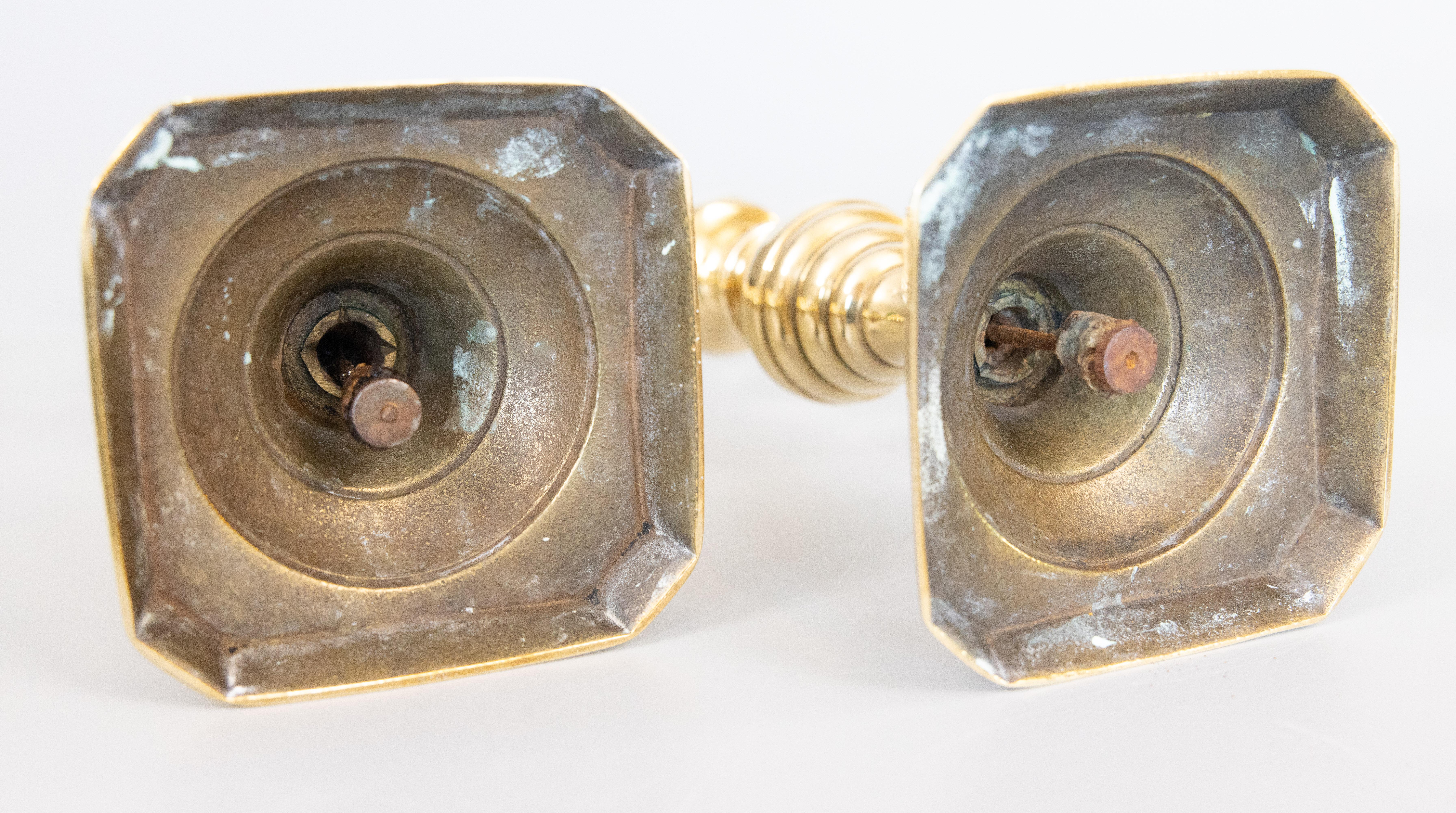 Coppia di candelabri ad alveare in ottone del 19° secolo in vendita 2