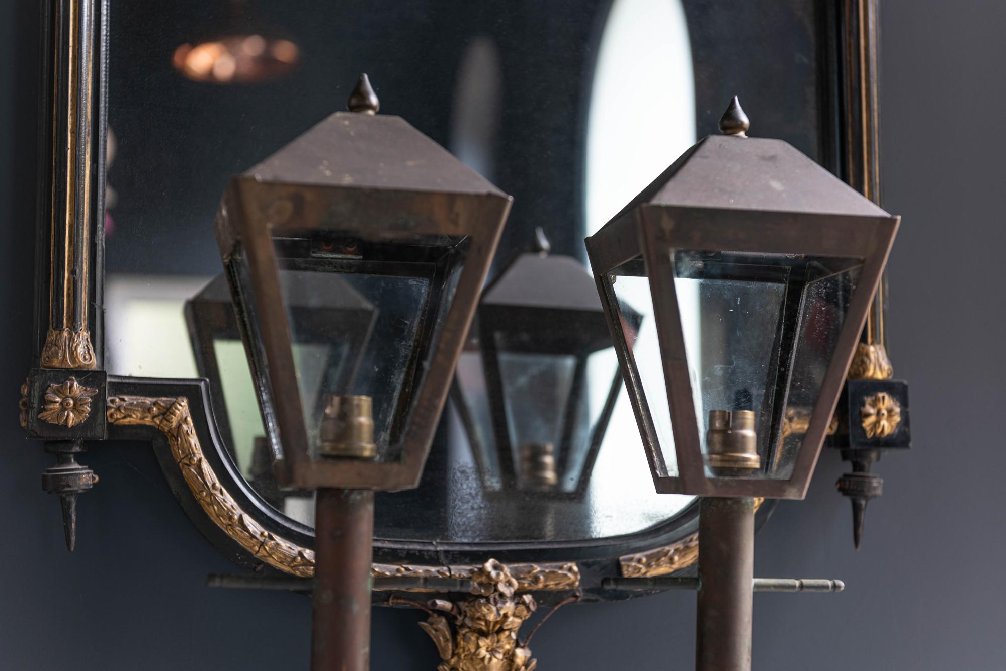 Paire de lanternes à pilier en laiton anglais du 19e siècle, vers 1890
Belle patine ternie avec des signes de vert-de-gris.