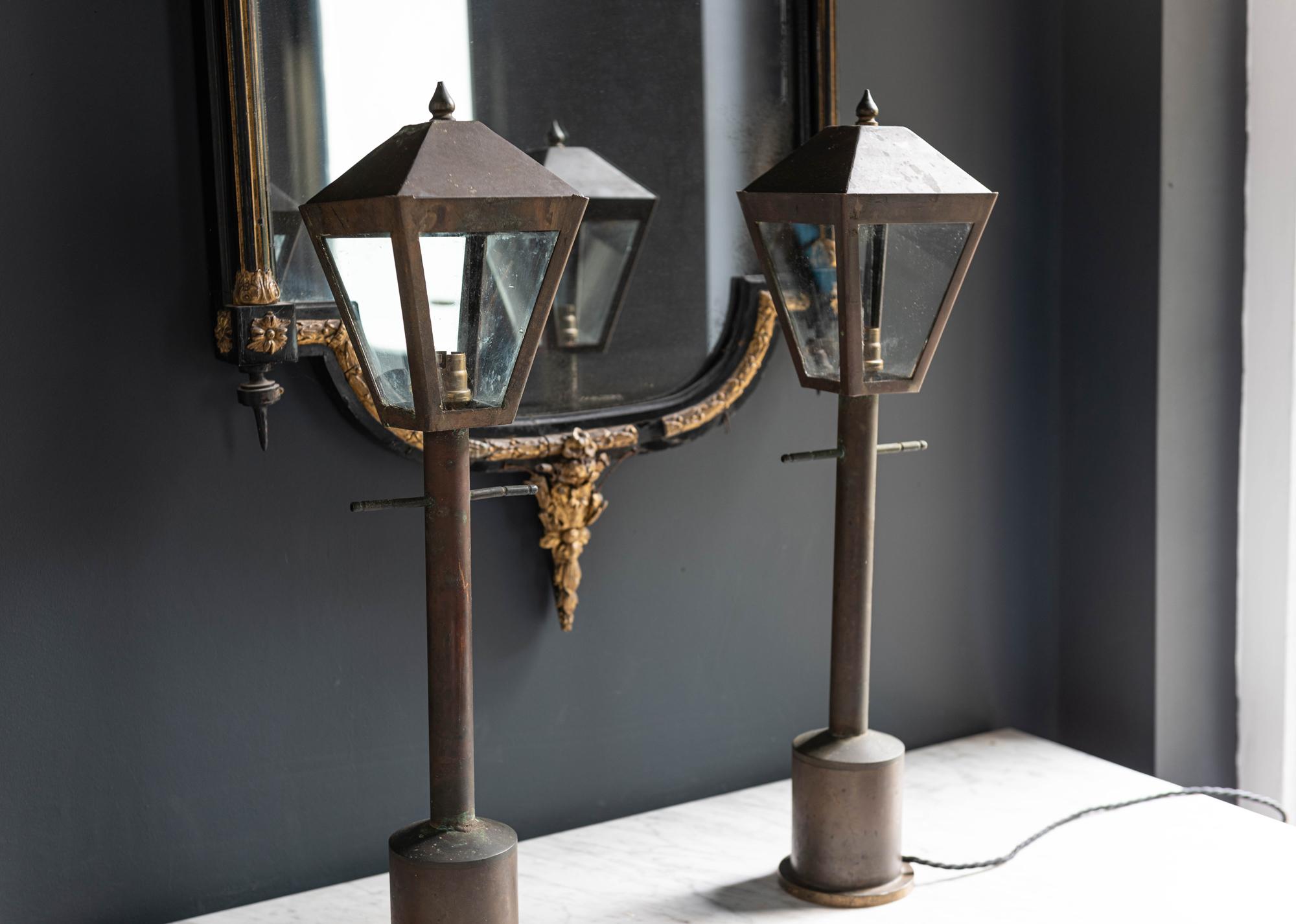 Britannique Paire de lanternes à pilier en laiton anglais du 19ème siècle:: vers 1890 en vente