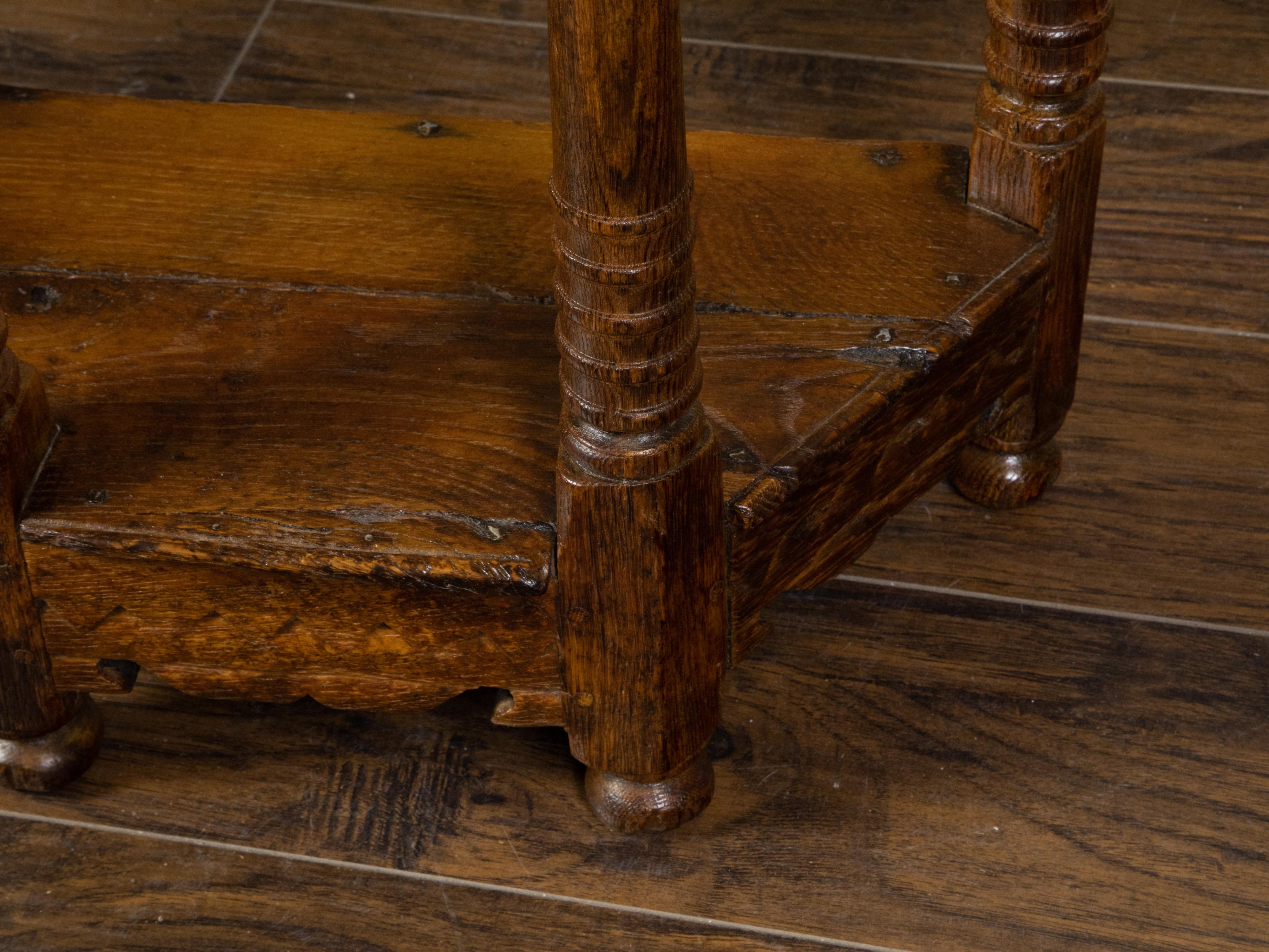 Paar englische geschnitzte Eichenholz-Demilune-Tische des 19. Jahrhunderts mit Säulenbeinen im Angebot 4