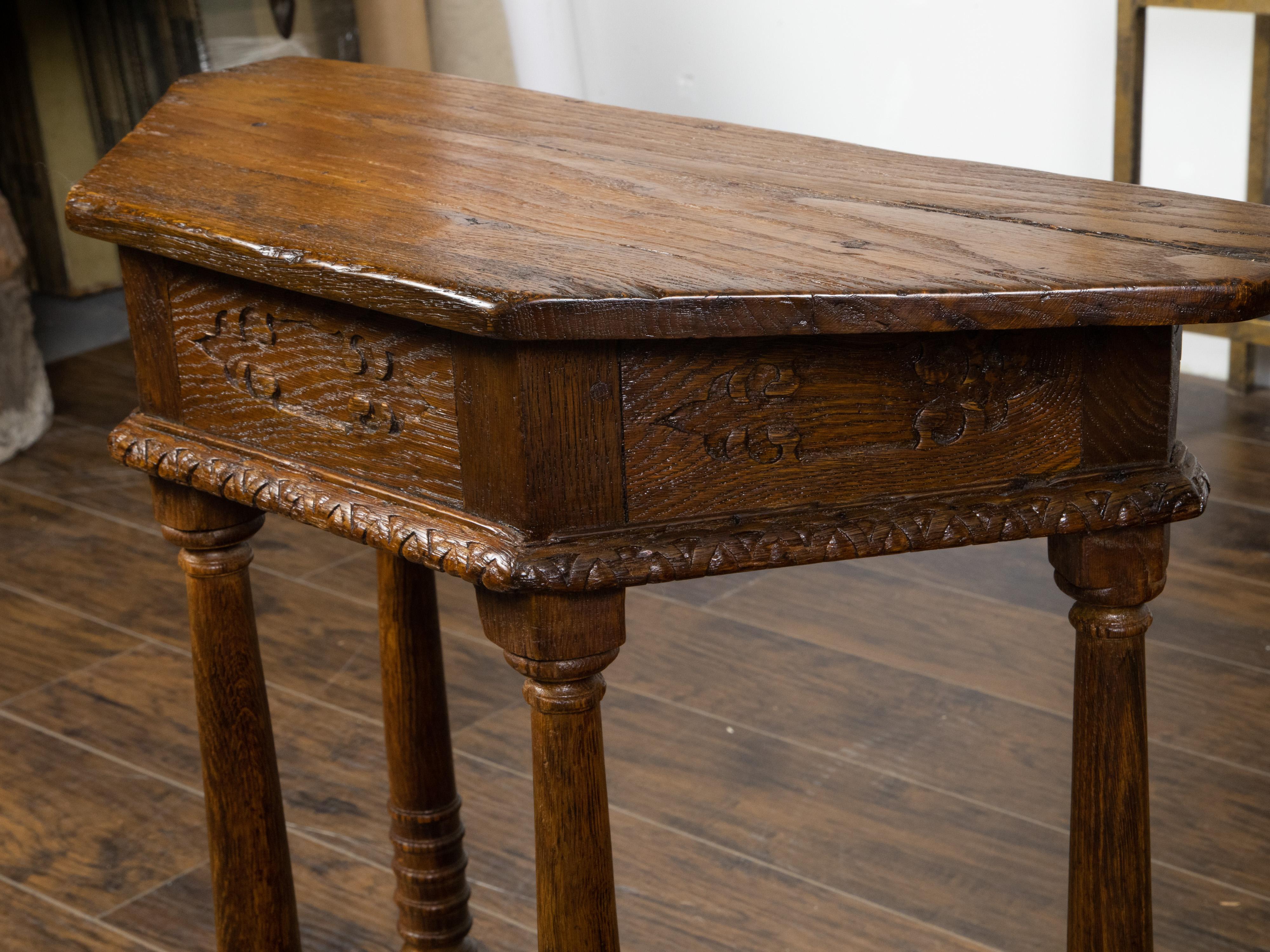 Paar englische geschnitzte Eichenholz-Demilune-Tische des 19. Jahrhunderts mit Säulenbeinen im Angebot 5
