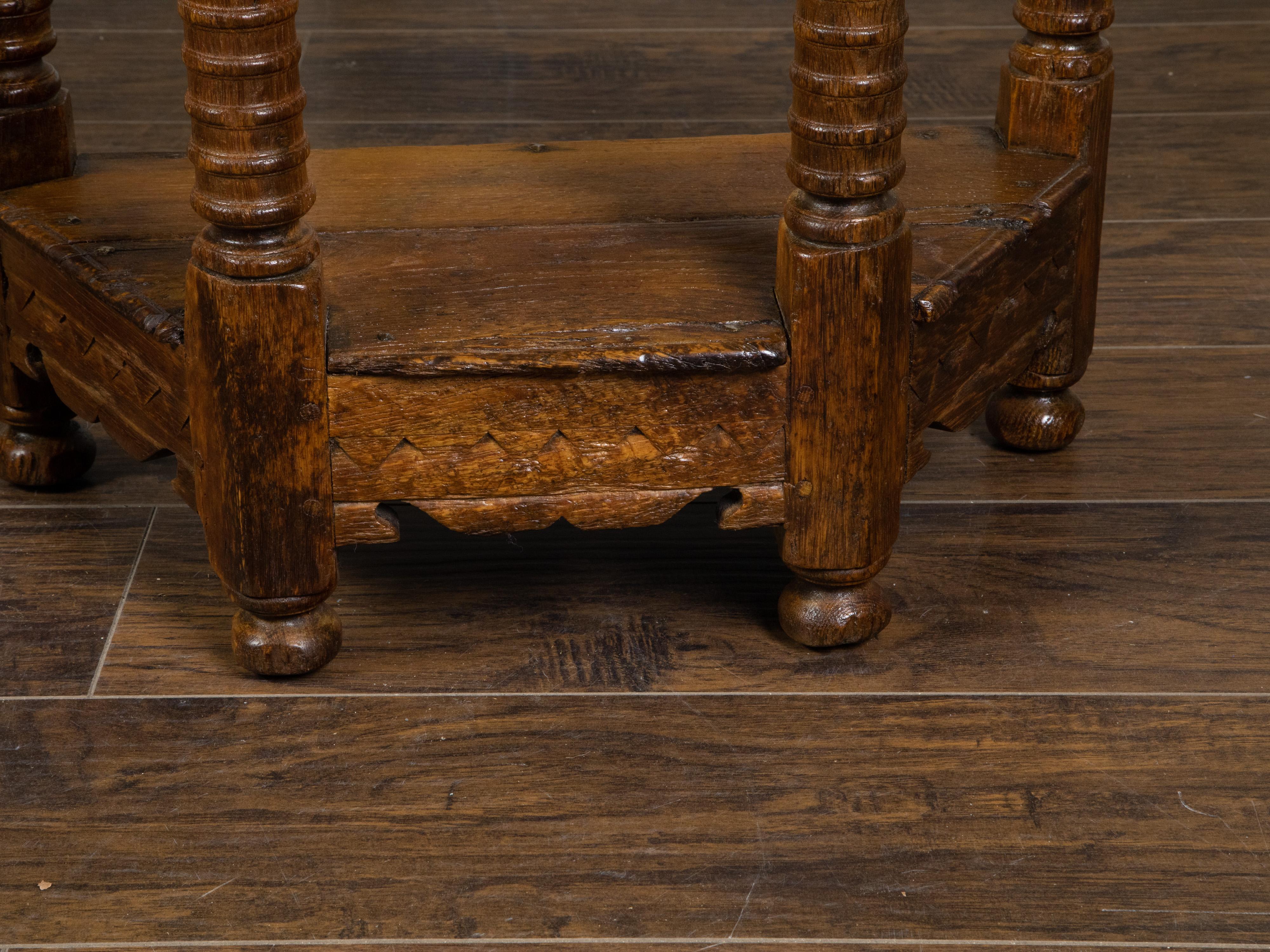 Paar englische geschnitzte Eichenholz-Demilune-Tische des 19. Jahrhunderts mit Säulenbeinen im Angebot 6
