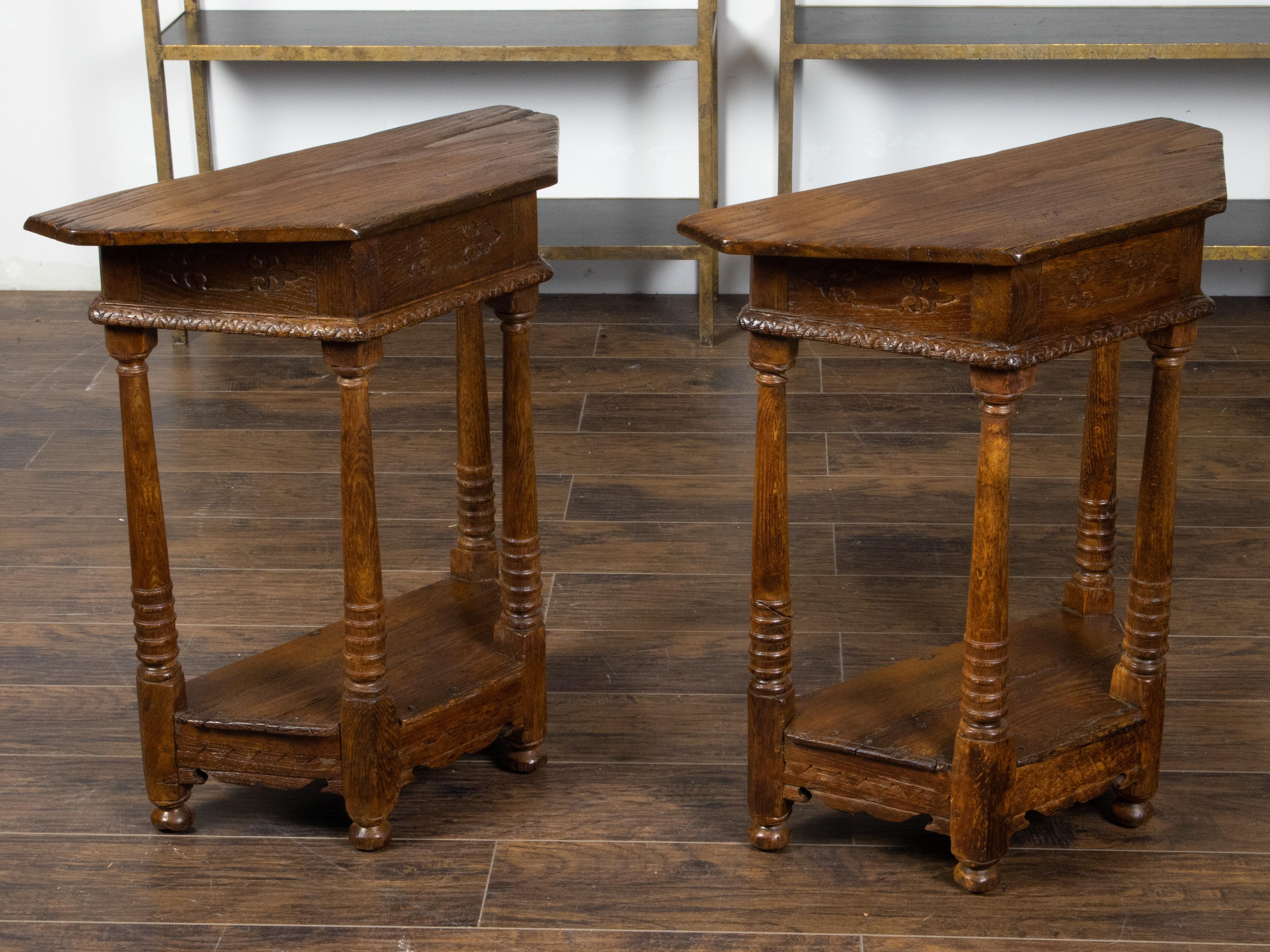 Paar englische geschnitzte Eichenholz-Demilune-Tische des 19. Jahrhunderts mit Säulenbeinen (Englisch) im Angebot