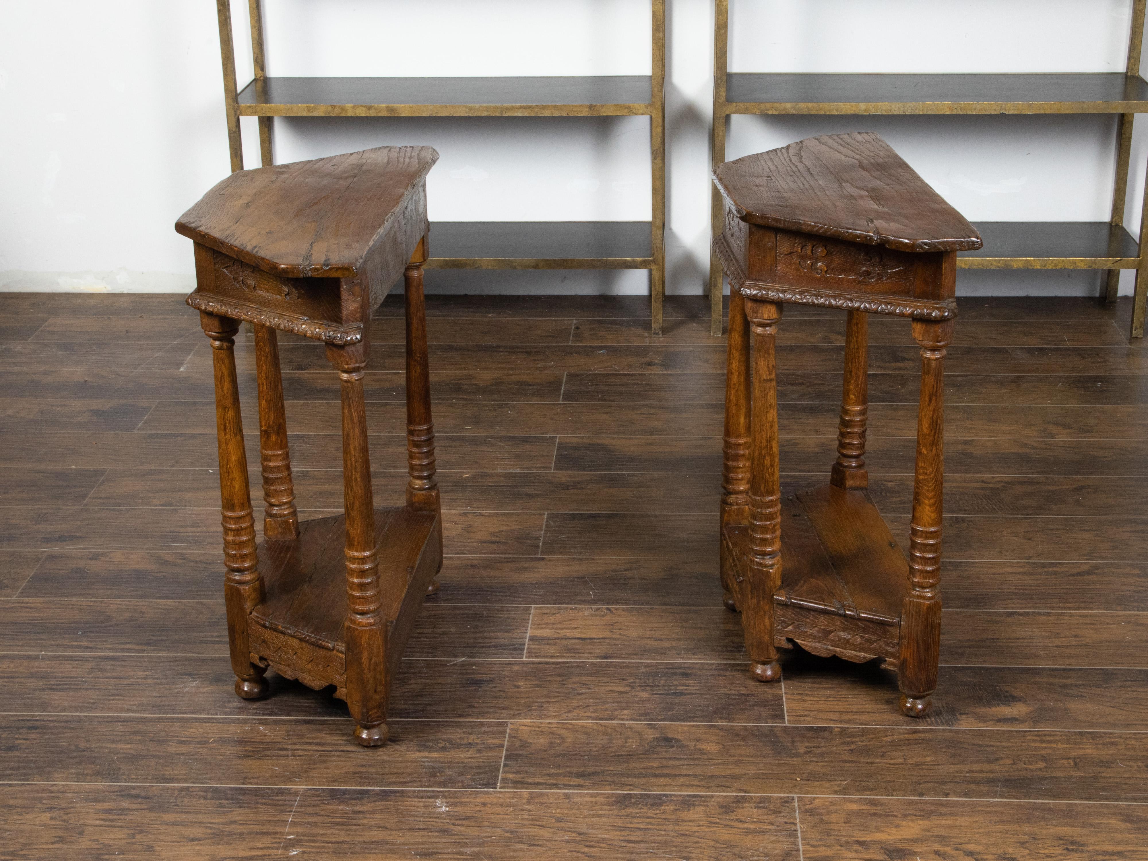 Paar englische geschnitzte Eichenholz-Demilune-Tische des 19. Jahrhunderts mit Säulenbeinen (Geschnitzt) im Angebot