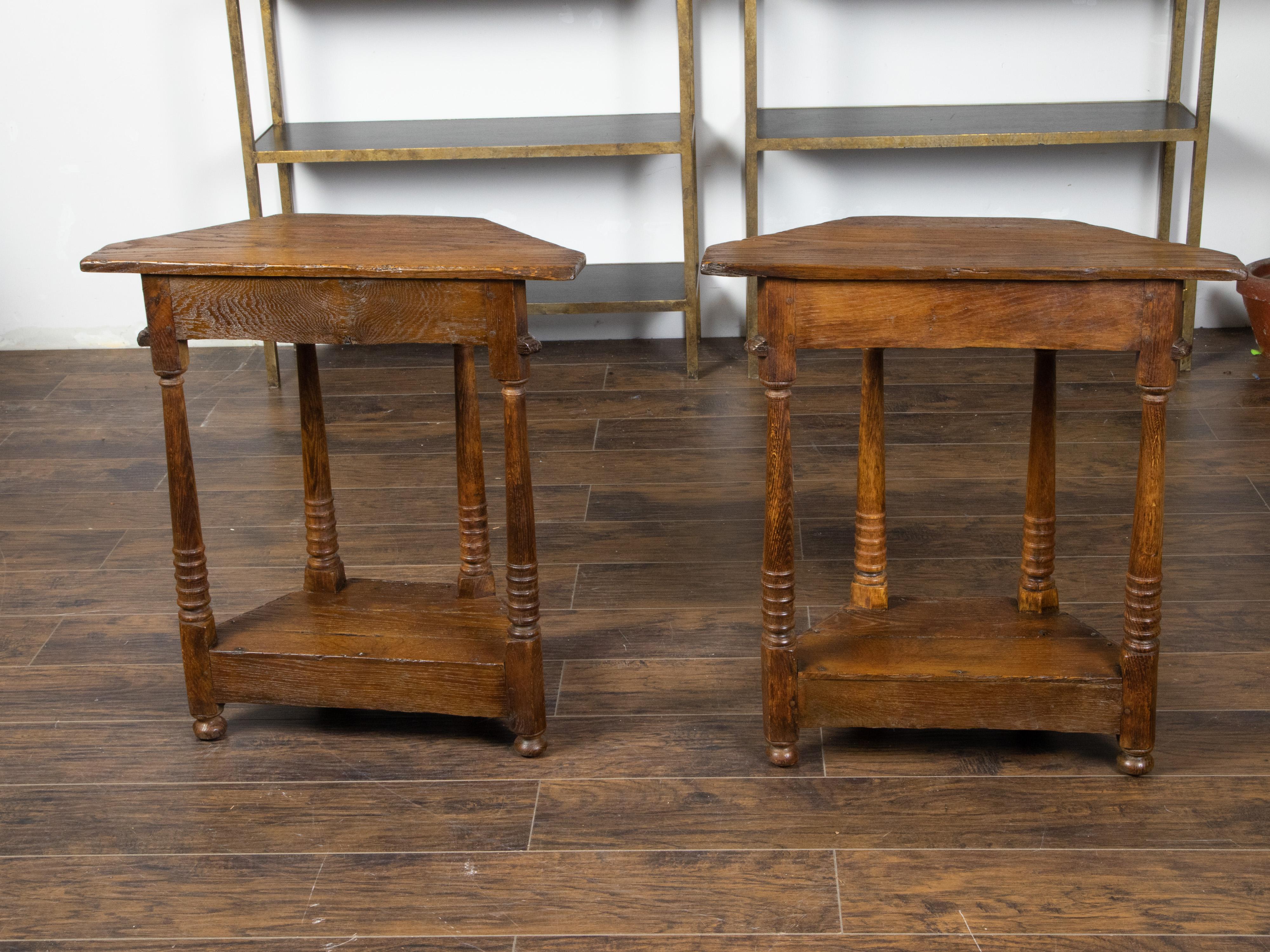 Paar englische geschnitzte Eichenholz-Demilune-Tische des 19. Jahrhunderts mit Säulenbeinen im Zustand „Gut“ im Angebot in Atlanta, GA