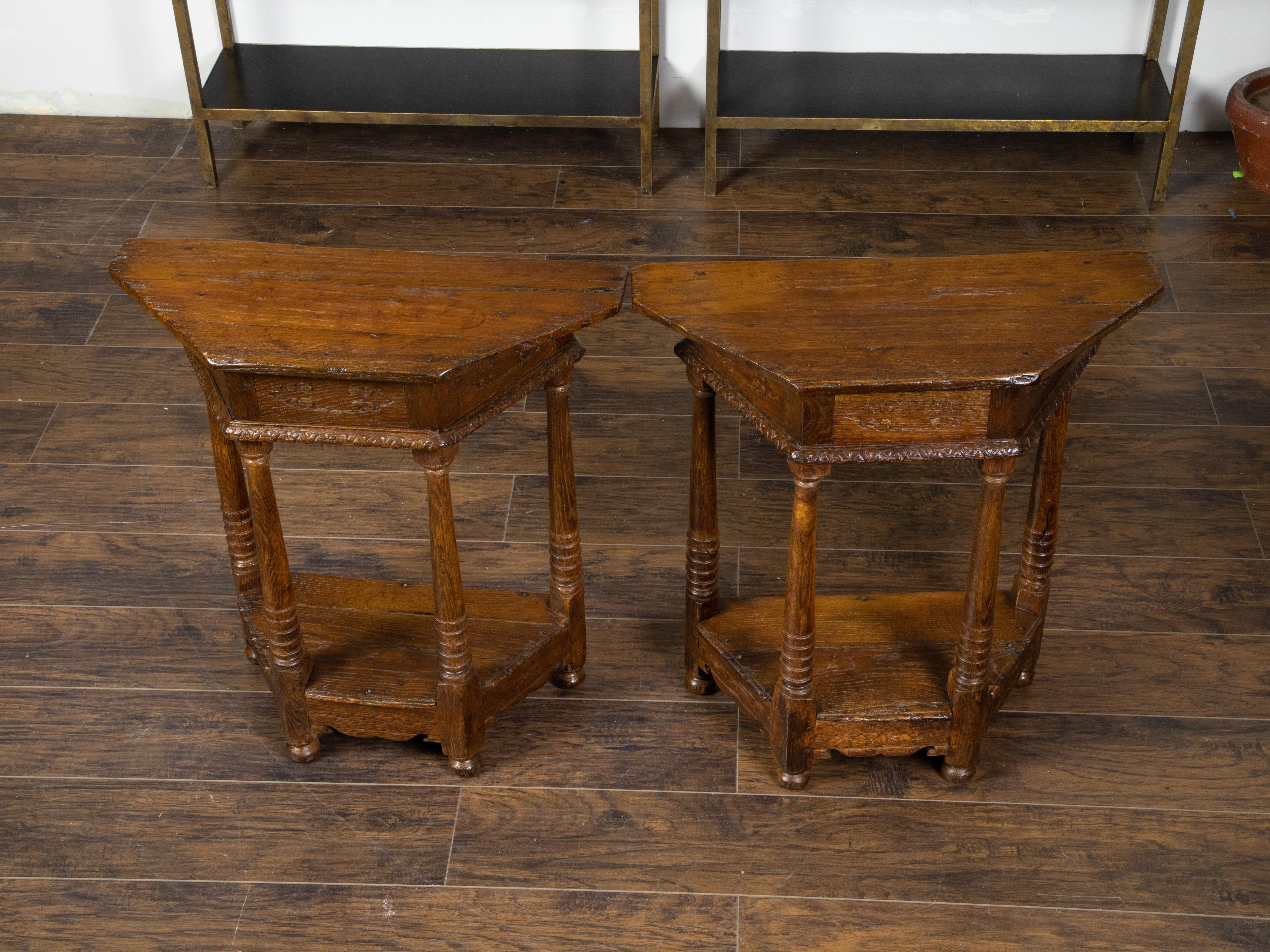 Paar englische geschnitzte Eichenholz-Demilune-Tische des 19. Jahrhunderts mit Säulenbeinen im Angebot 1