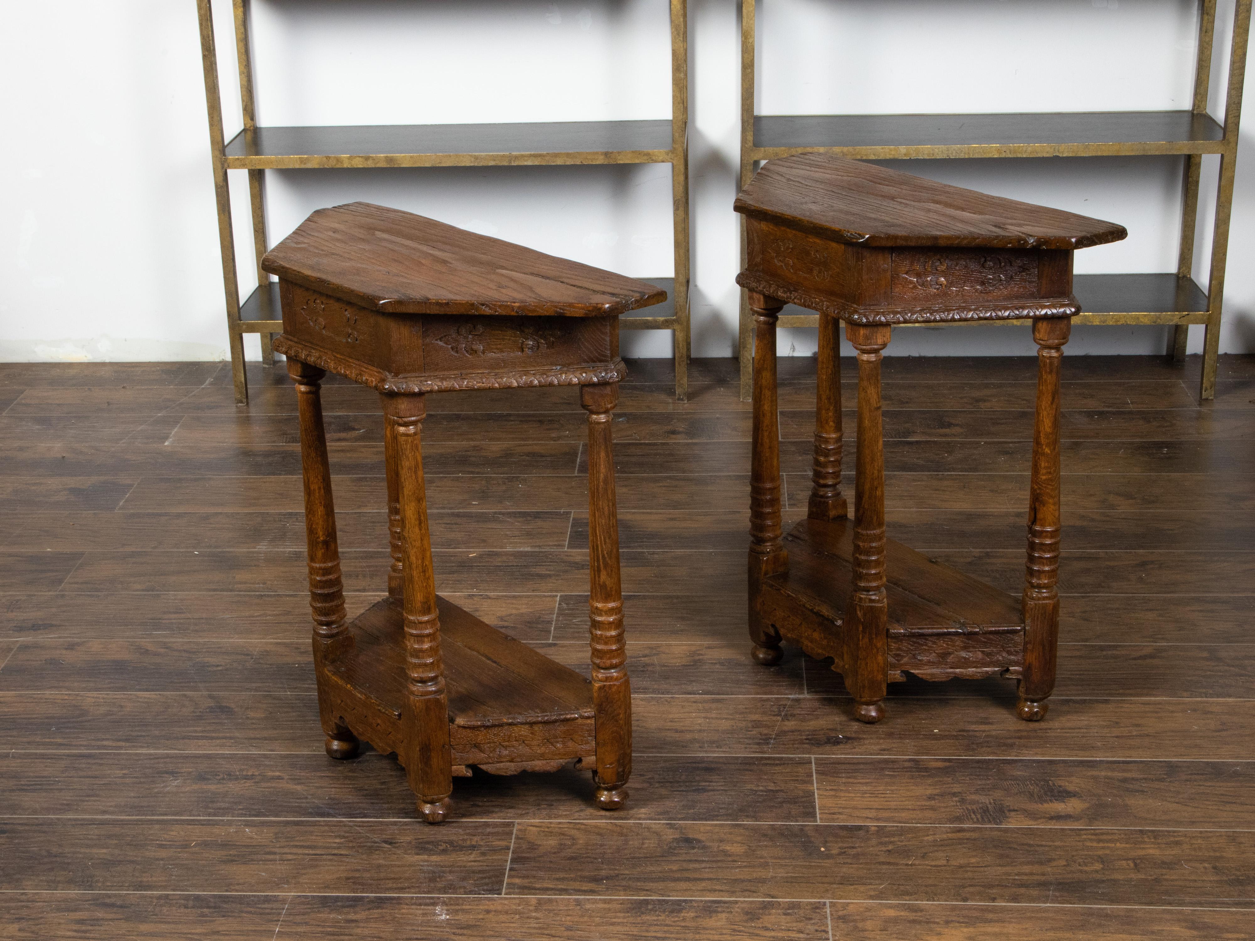 Paar englische geschnitzte Eichenholz-Demilune-Tische des 19. Jahrhunderts mit Säulenbeinen im Angebot 2
