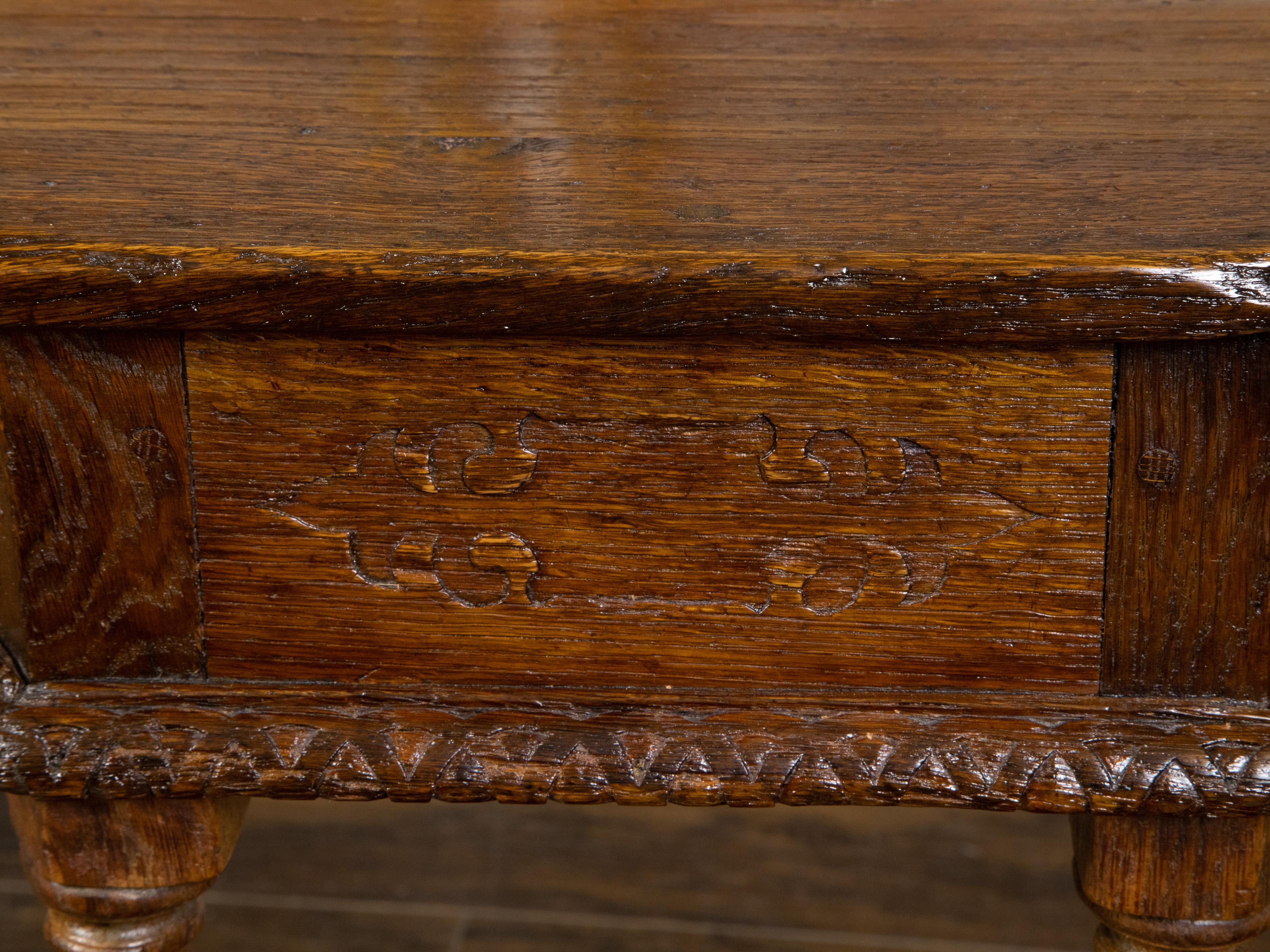 Paar englische geschnitzte Eichenholz-Demilune-Tische des 19. Jahrhunderts mit Säulenbeinen im Angebot 3