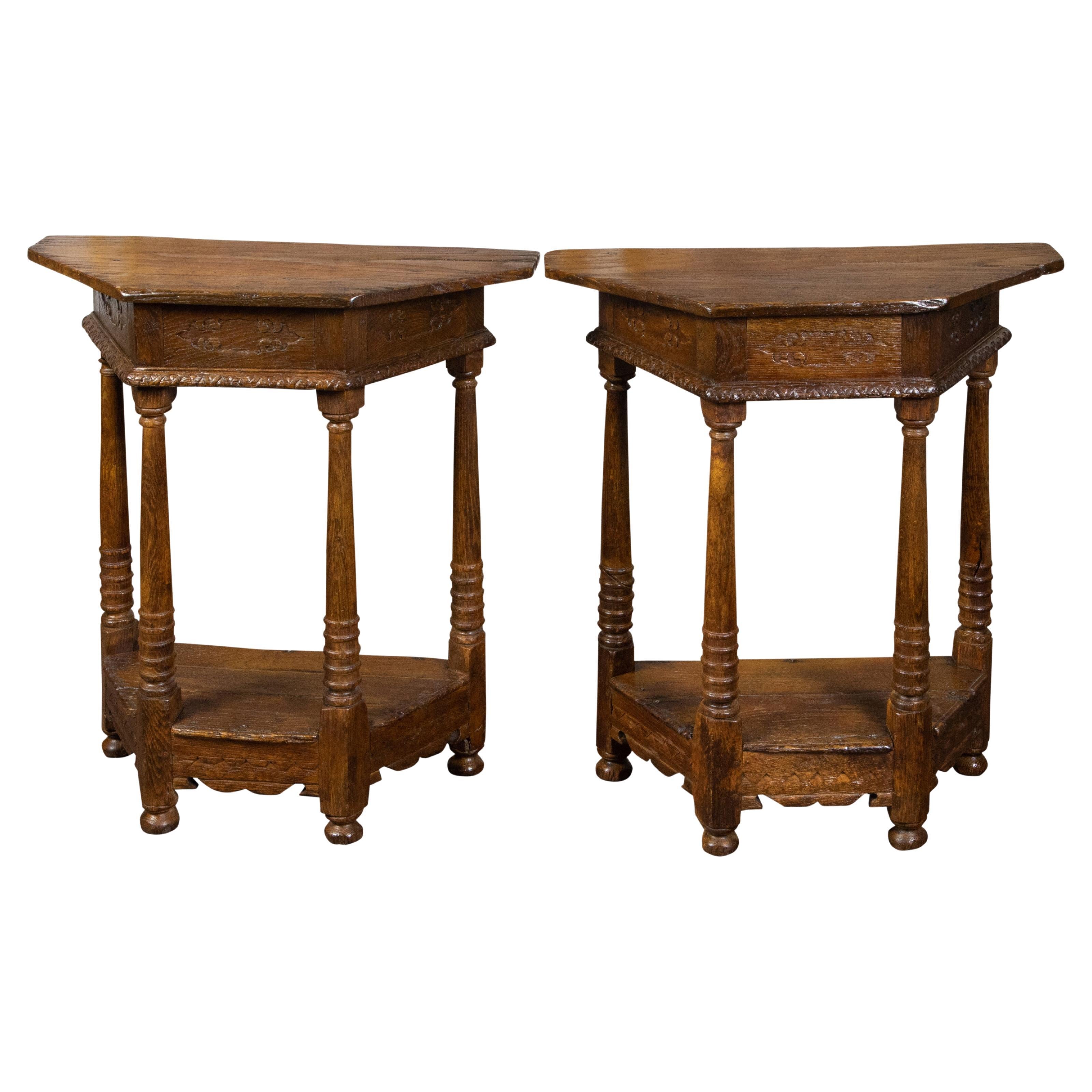 Paar englische geschnitzte Eichenholz-Demilune-Tische des 19. Jahrhunderts mit Säulenbeinen im Angebot