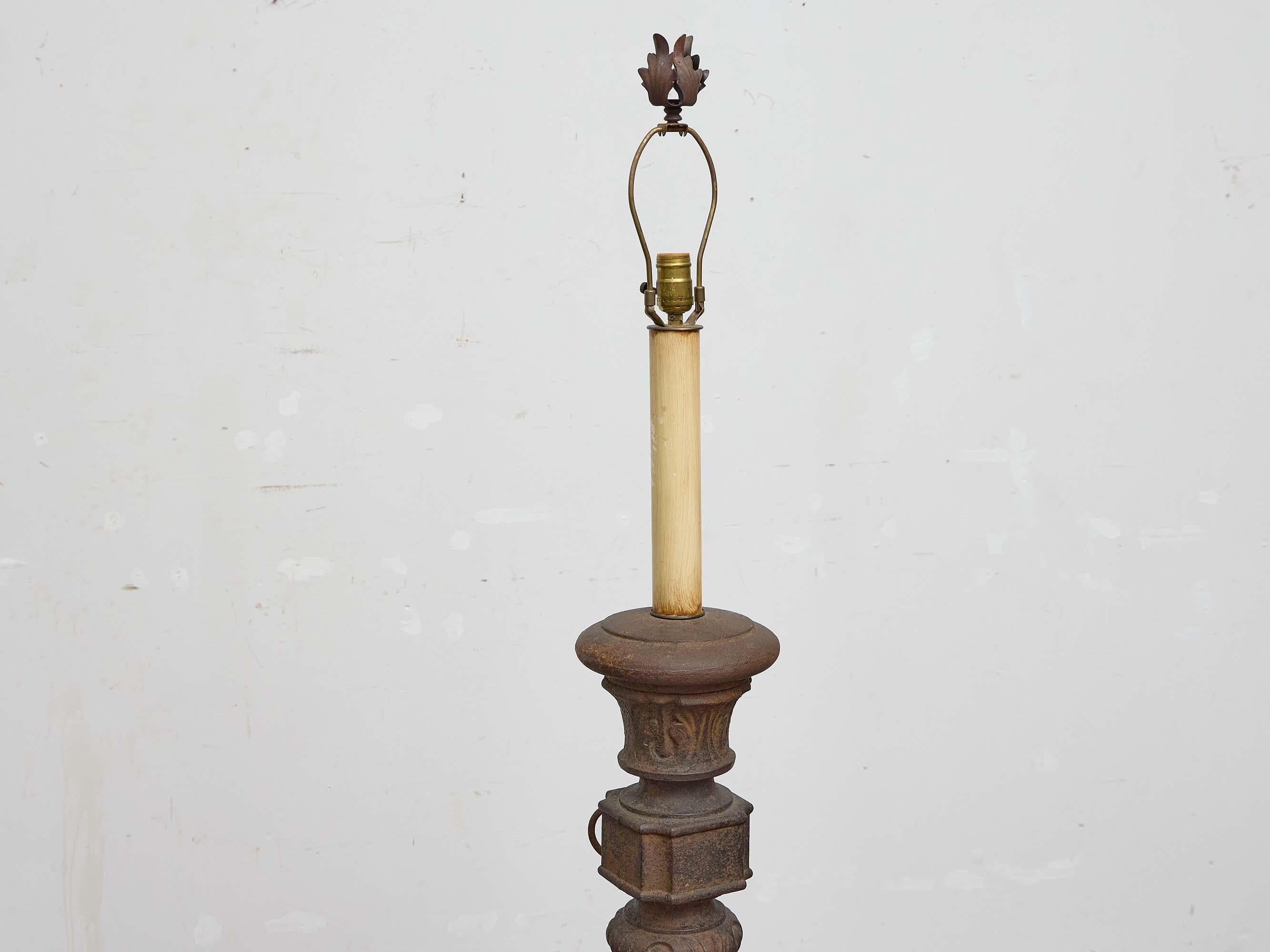 Pair of 19th Century English Cast Iron Lamps with Spiral Columns, US Wired For Sale 3