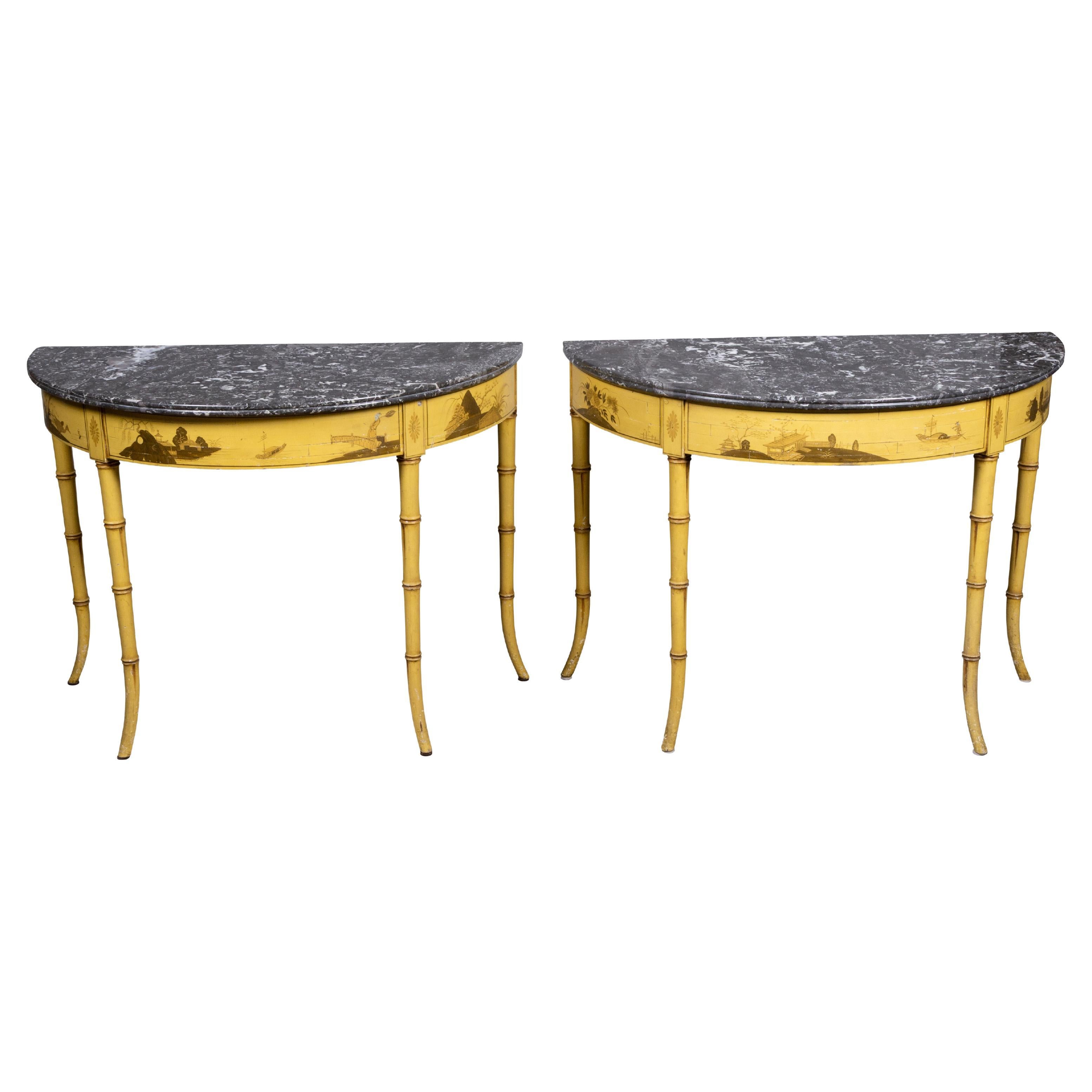 Paire de tables Demi-Lune en Chinoiserie anglaise du 19ème siècle avec plateaux en marbre gris