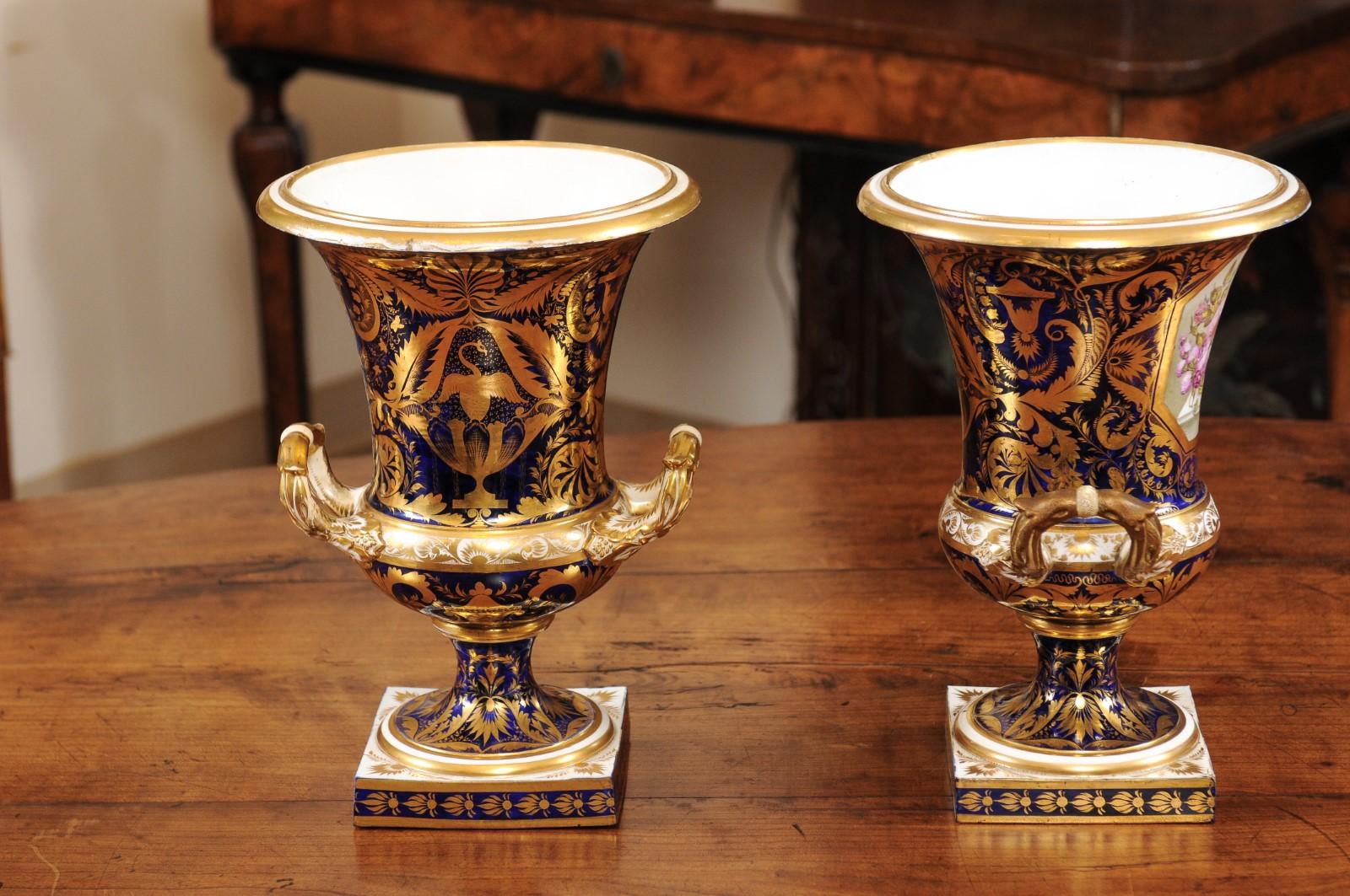 Paar englische Derby-Urnen des 19. Jahrhunderts mit Blumen im Angebot 5