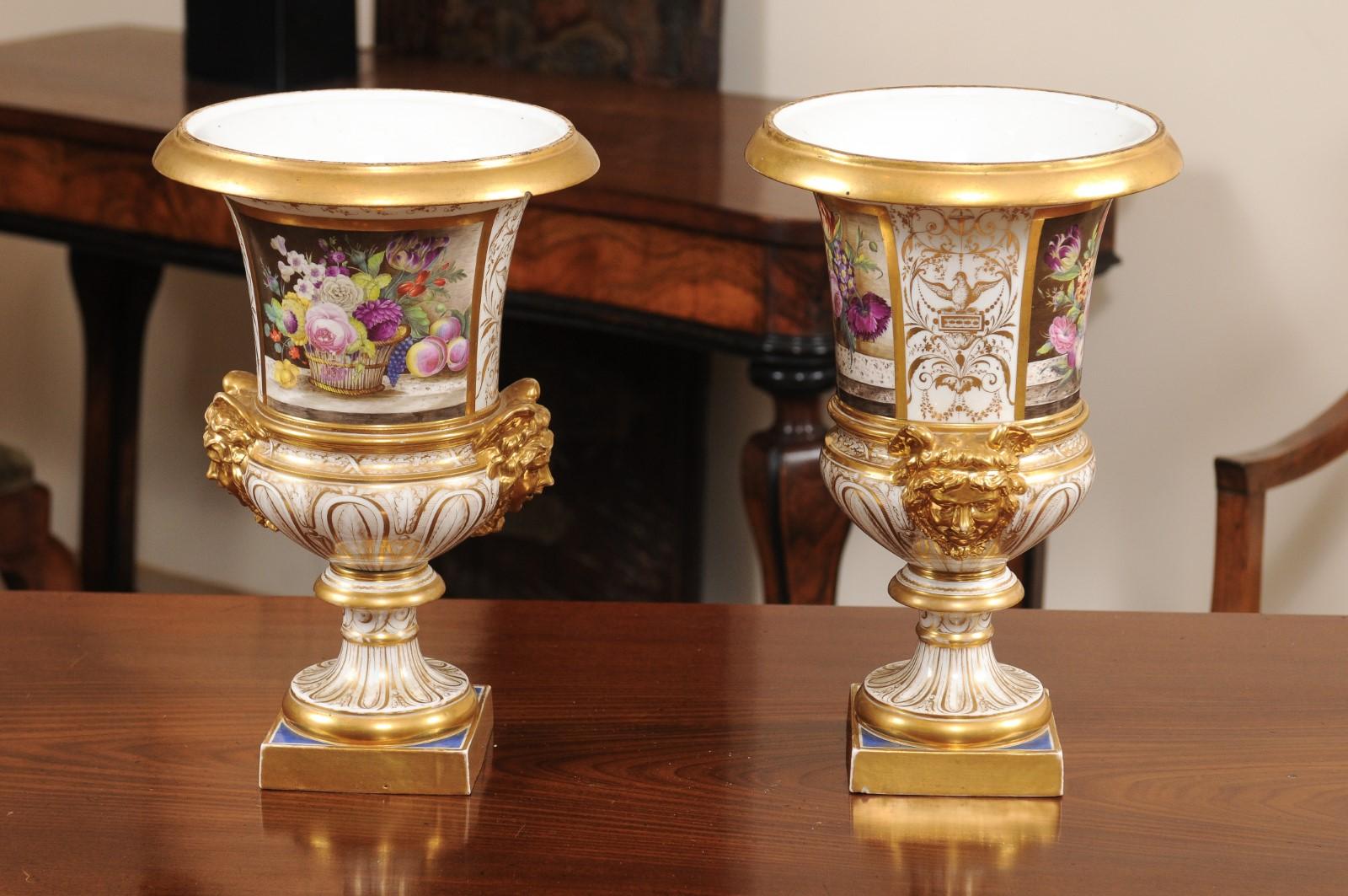 Ein Paar englische Derby-Urnen des 19. Jahrhunderts mit Blumen im Angebot 5