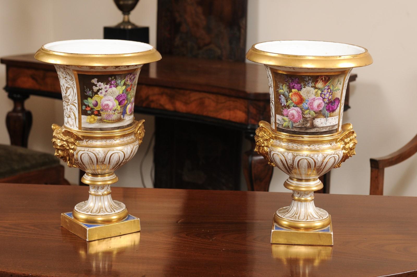 Paar englische Derby-Urnen aus dem 19. Jahrhundert mit Blumen.